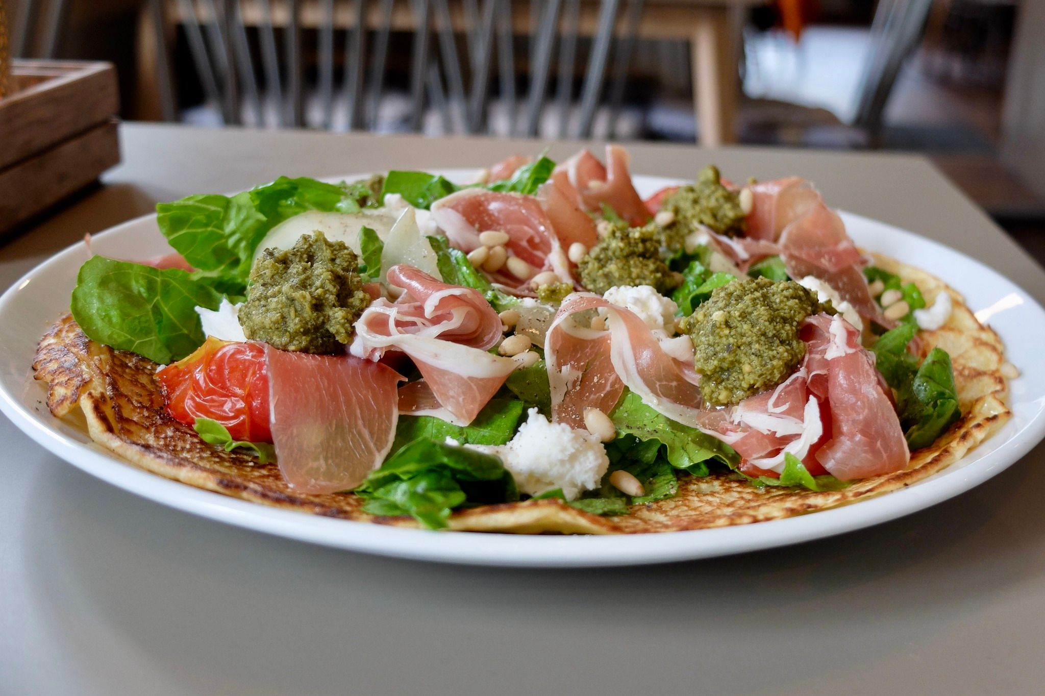 Tallerken med spekemat, pesto og grønnsaker