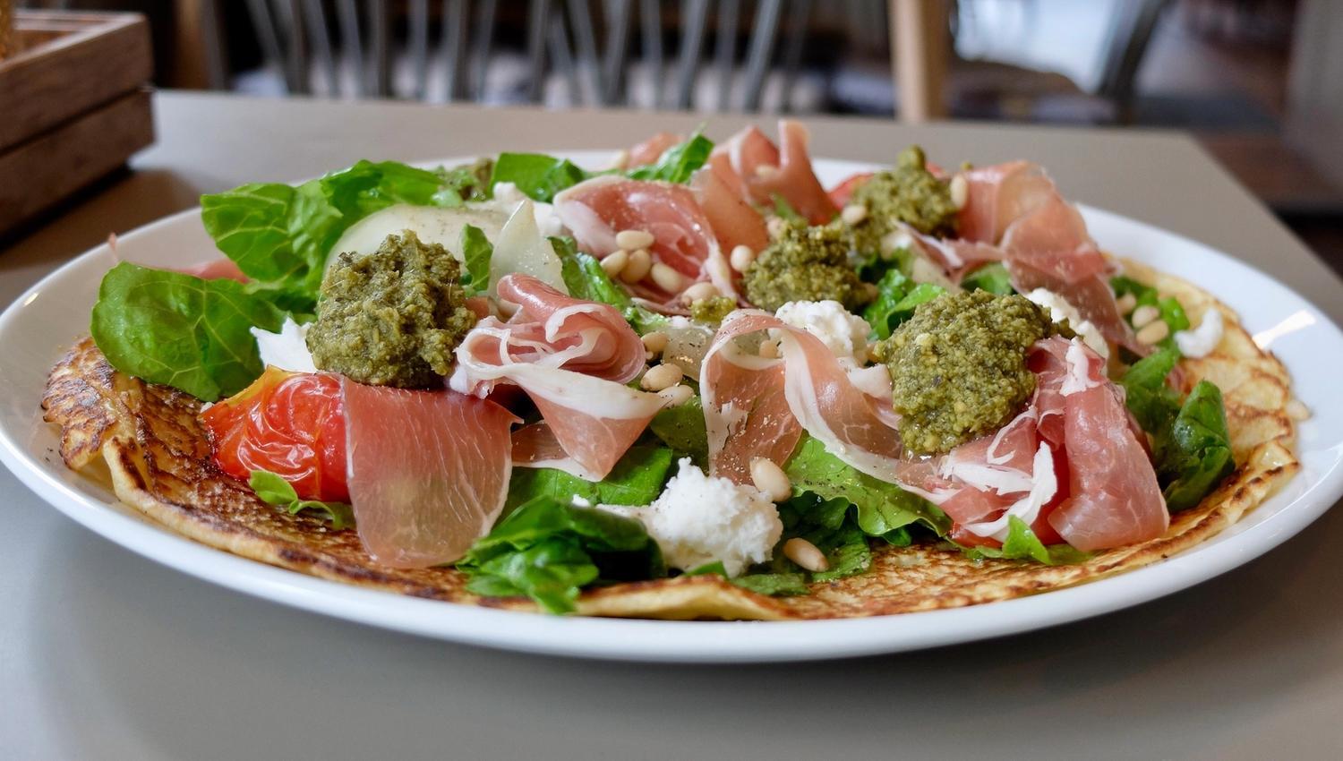 Tallerken med spekemat, pesto og grønnsaker