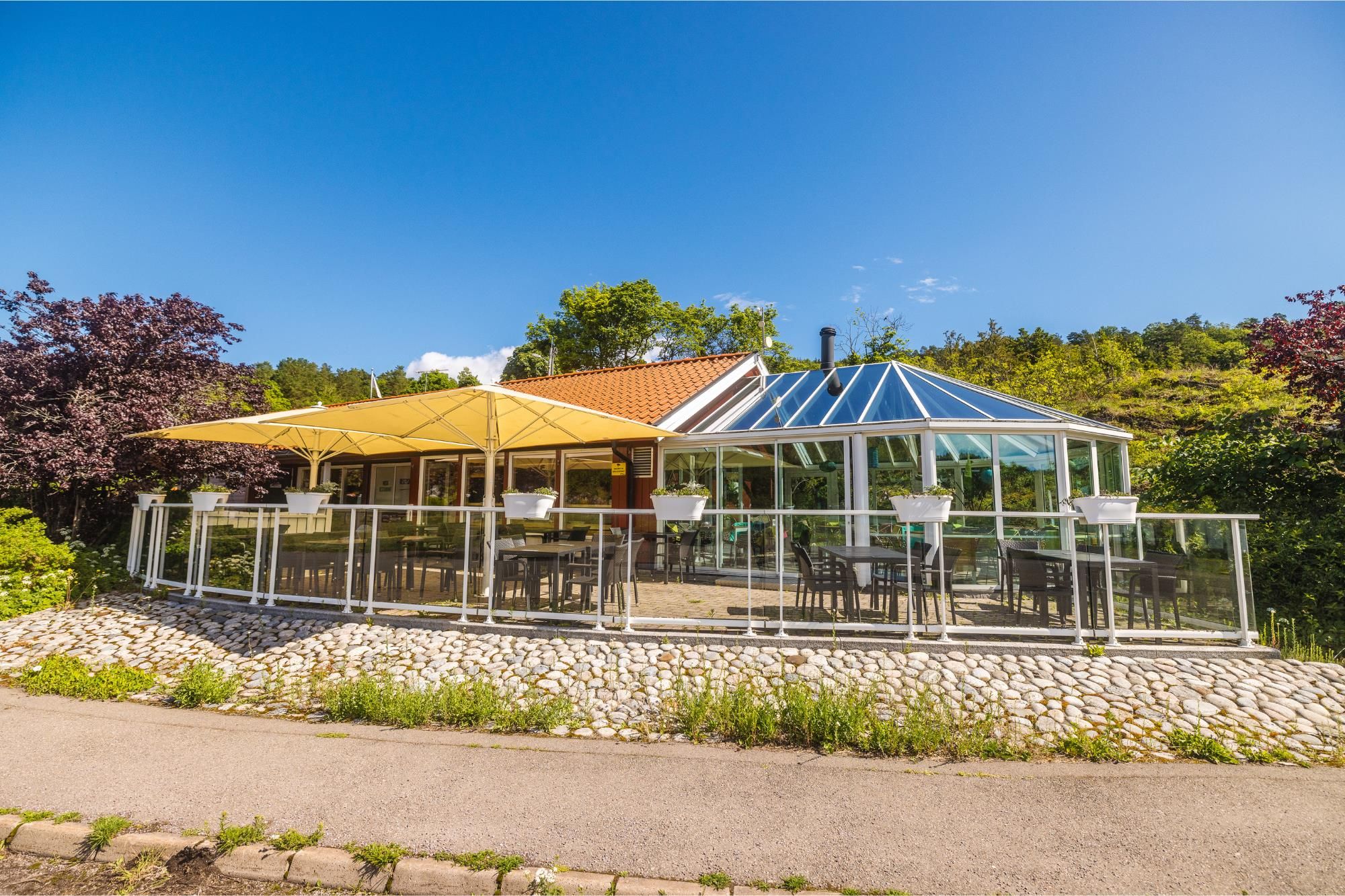 Resepsjon og kafébygget med fin uteplass