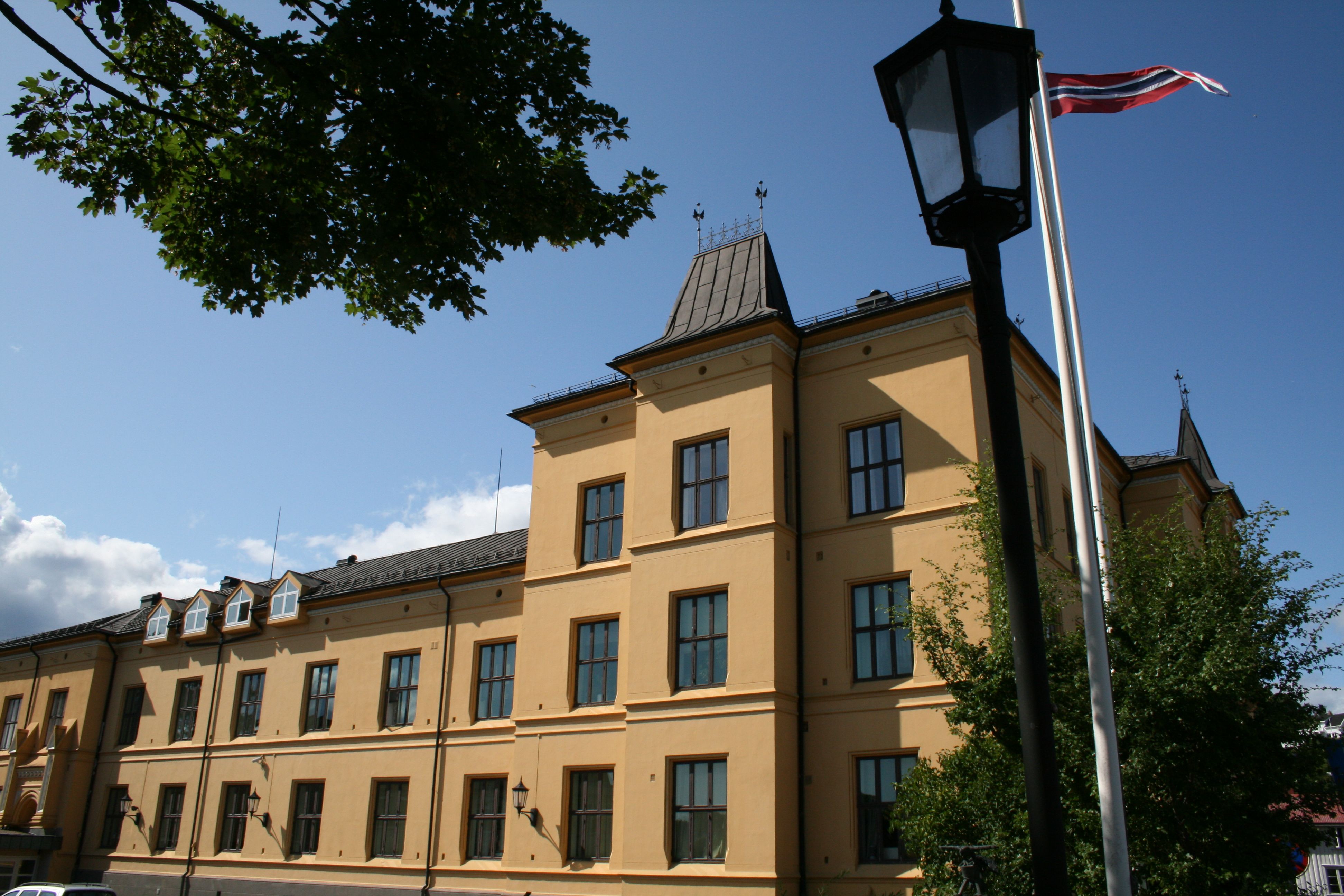 Tyholmen vidergående skole, en stor, gul borglignende murbyggning fra 1881.