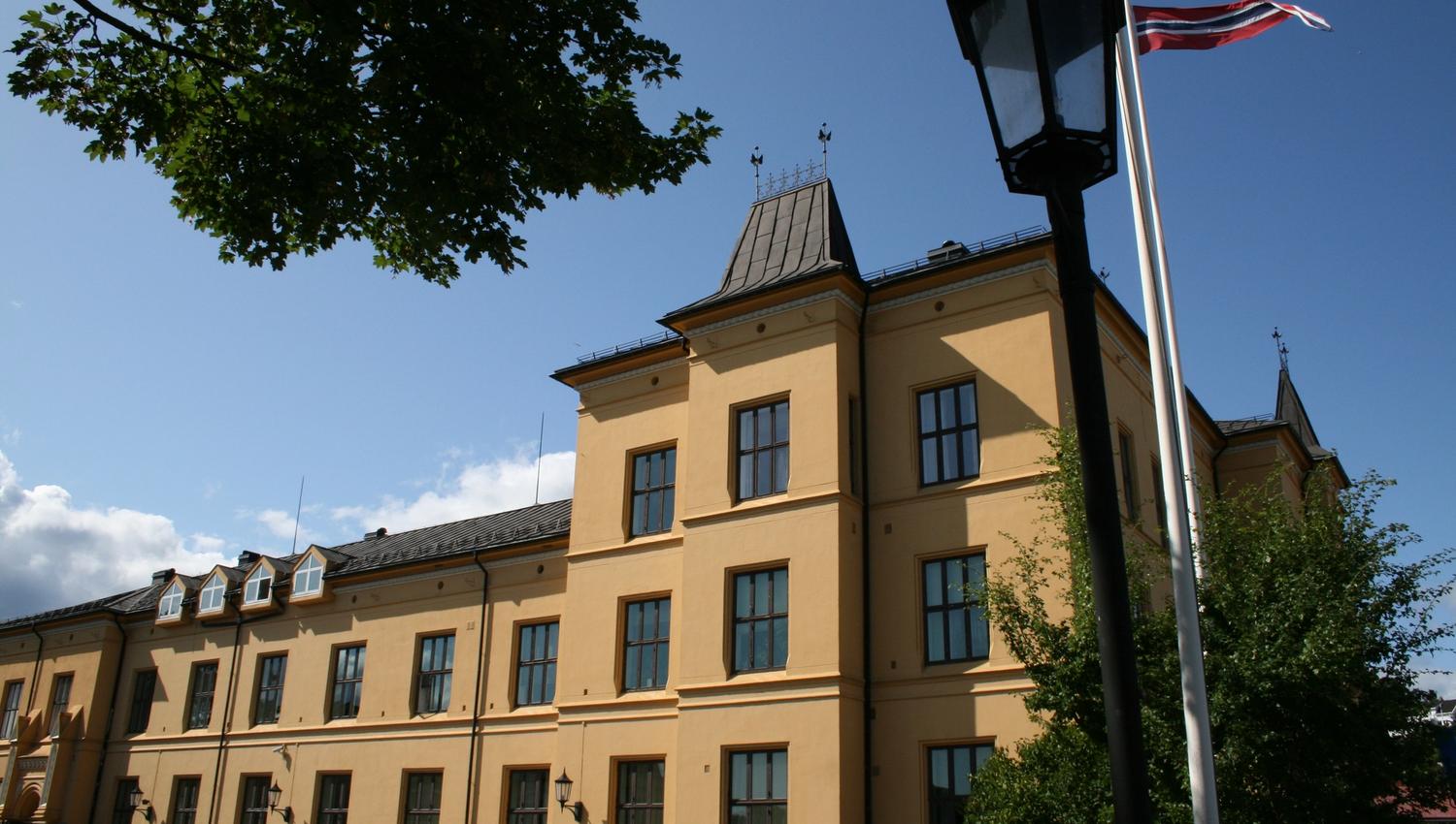 Tyholmen vidergående skole, en stor, gul borglignende murbyggning fra 1881.