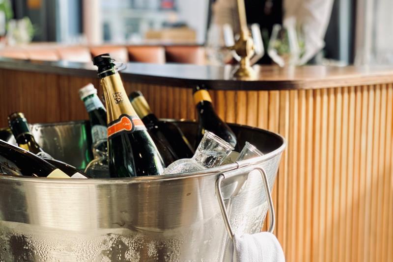 Detalj av bøtte med champagne