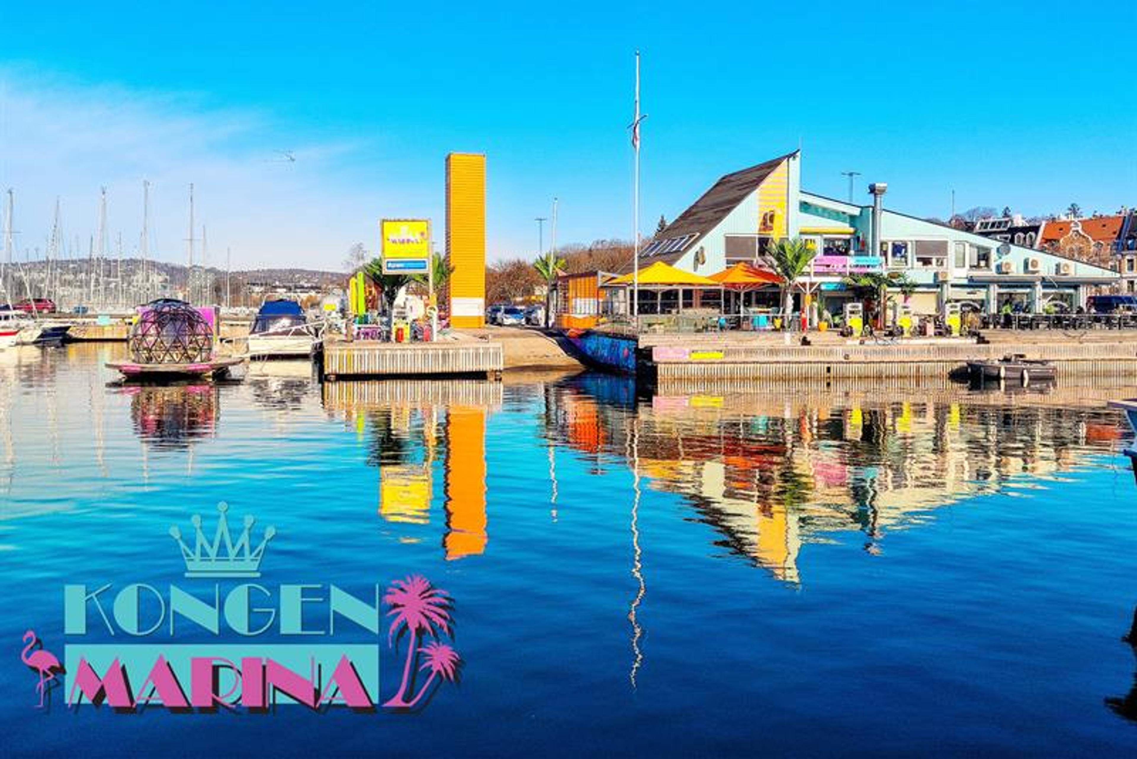 Eksteriør av restaurant med uteservering ved sjøen