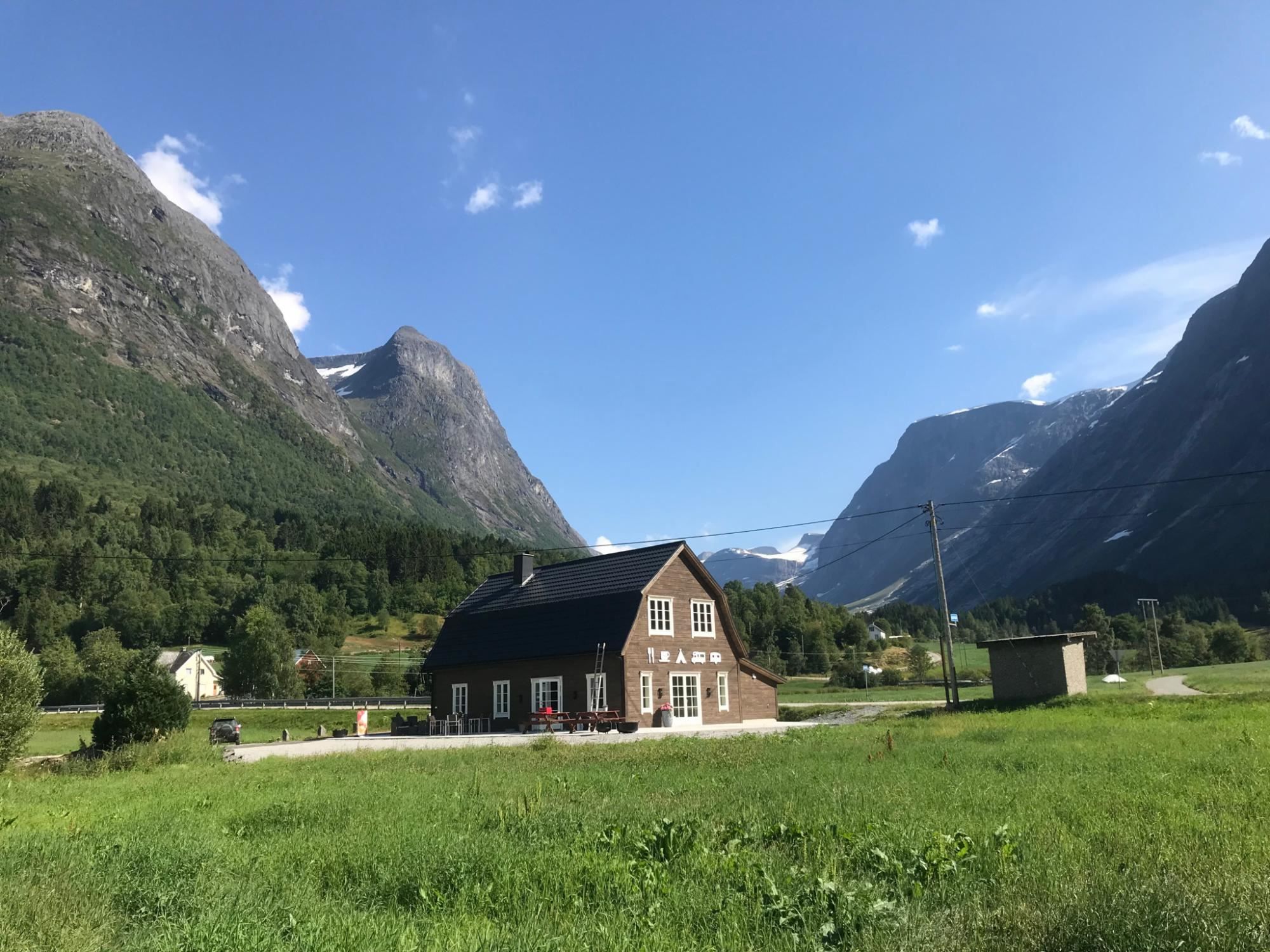 Grande Camping ligg idyllisk til ved Oppstrynsvatnet i Oppstryn, omgitt av bratte fjell, brevatn og vakker natur i Nordfjord.