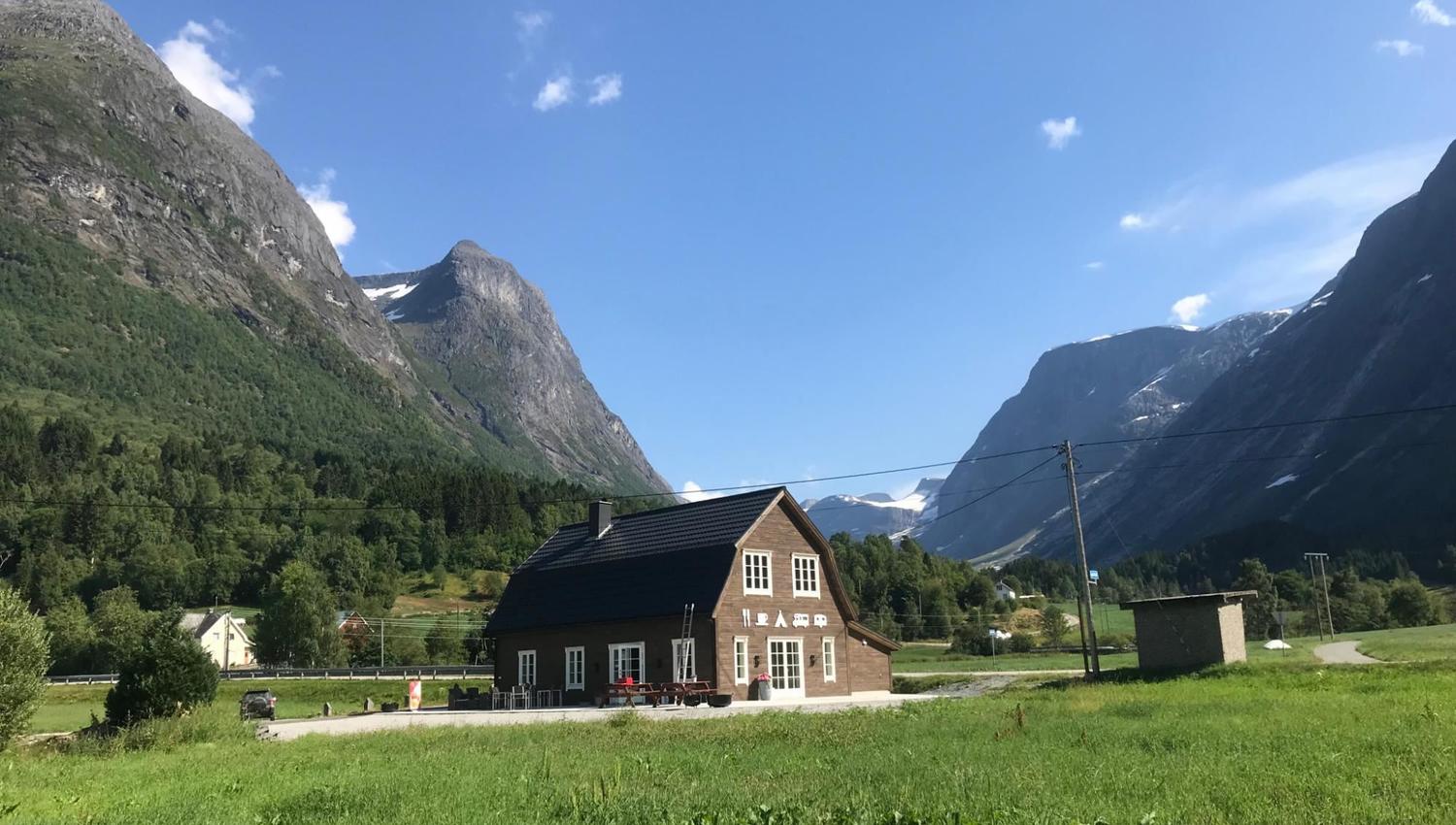 Grande Camping ligg idyllisk til ved Oppstrynsvatnet i Oppstryn, omgitt av bratte fjell, brevatn og vakker natur i Nordfjord.