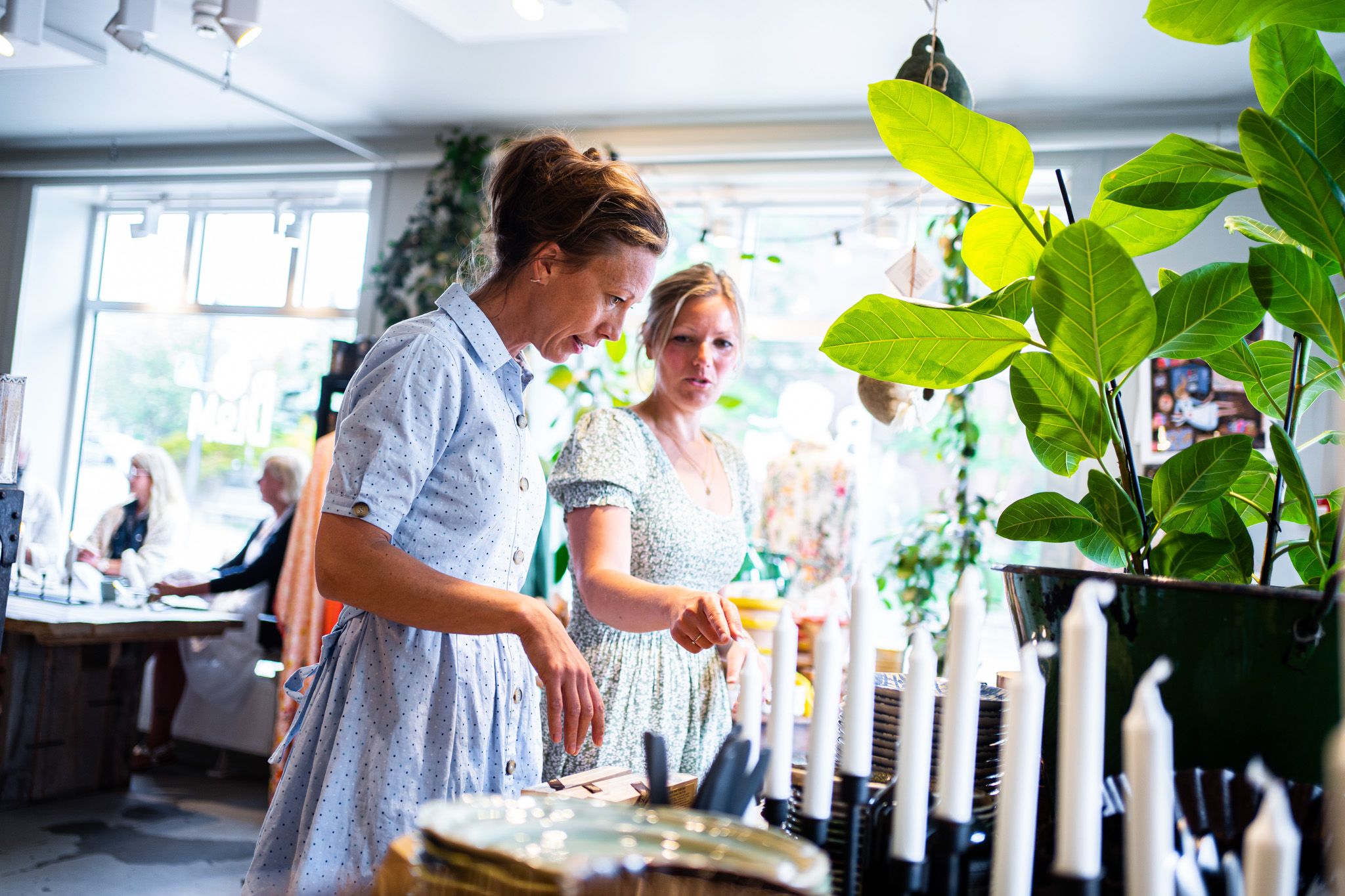 to kvinner som ser på varer