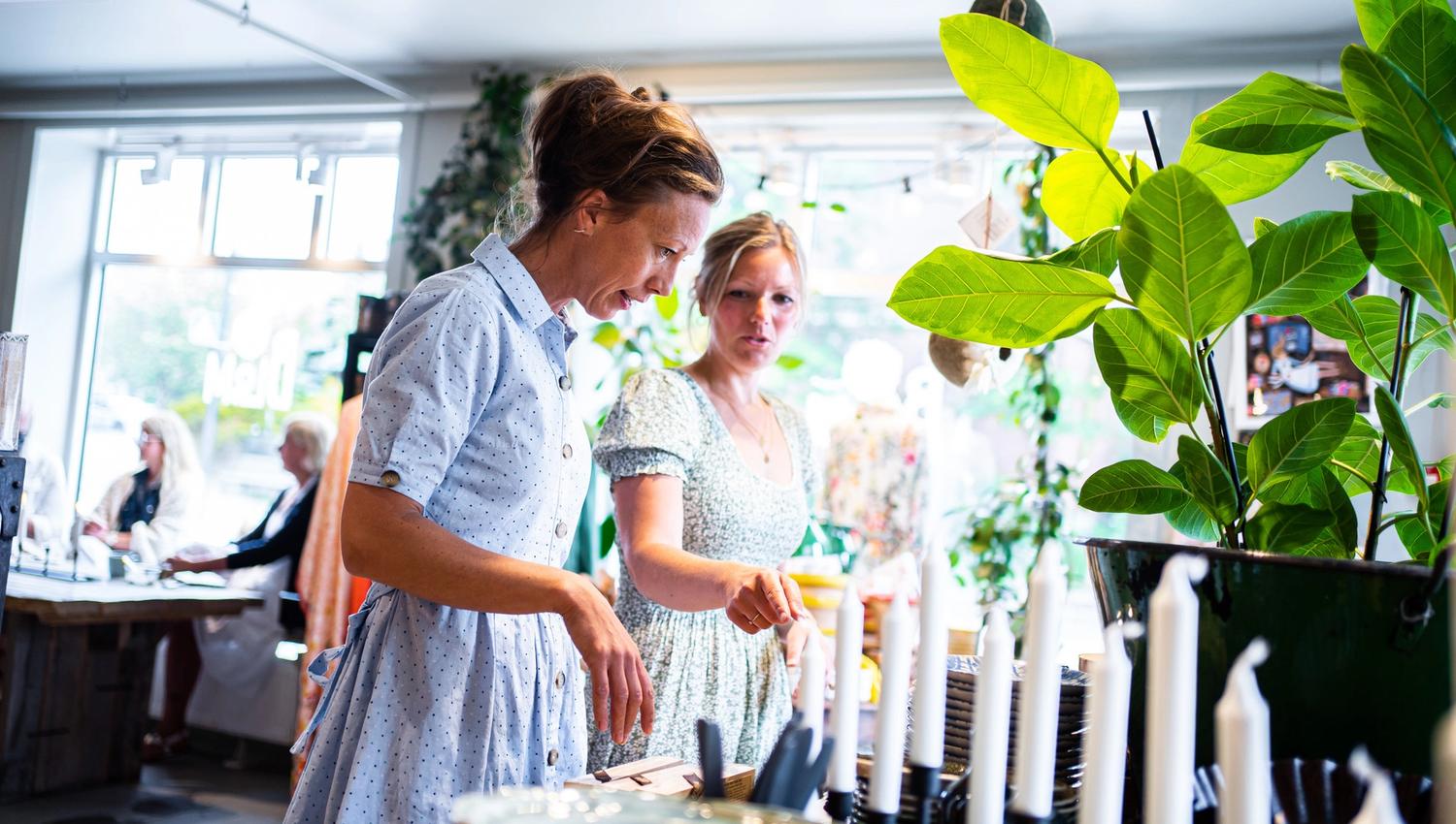 to kvinner som ser på varer