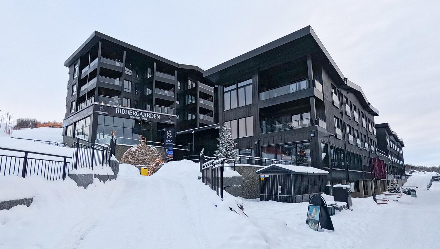 Leilighetskompleks om vinteren med snø