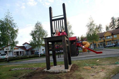 Alelstolen ved Abelsenteret. Laget av kunstnerer Oskar Tore Brendalsmo.