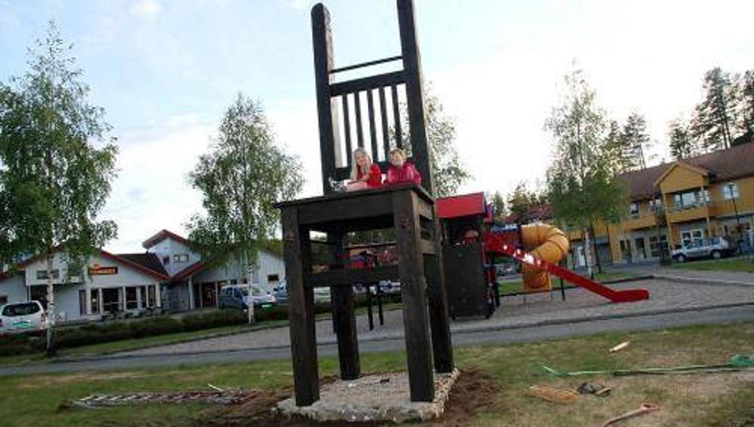 Alelstolen ved Abelsenteret. Laget av kunstnerer Oskar Tore Brendalsmo.