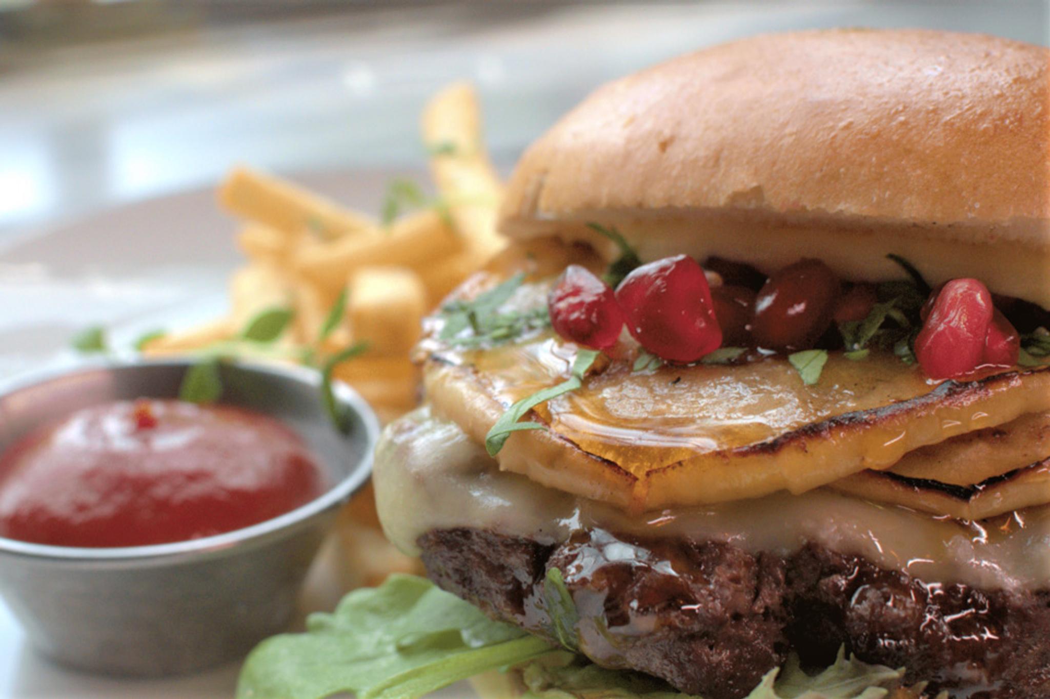 Detalj av burger og fries.