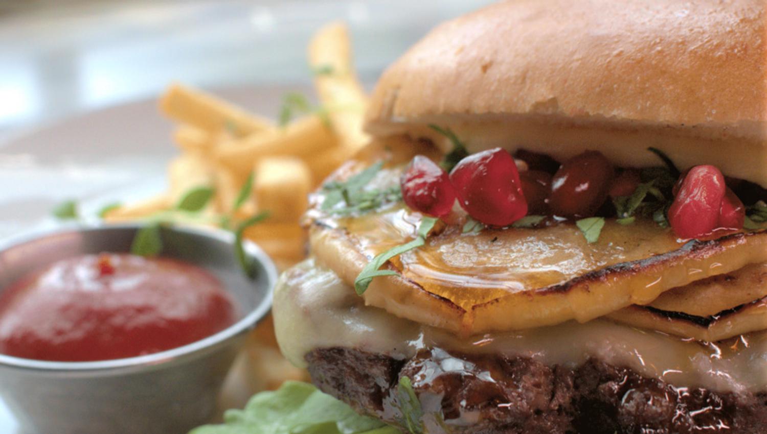 Detalj av burger og fries.