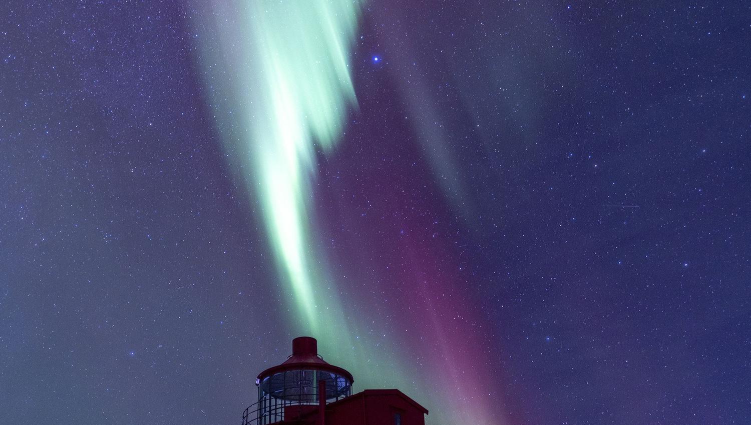 Nordlys over fyrtårnet.
