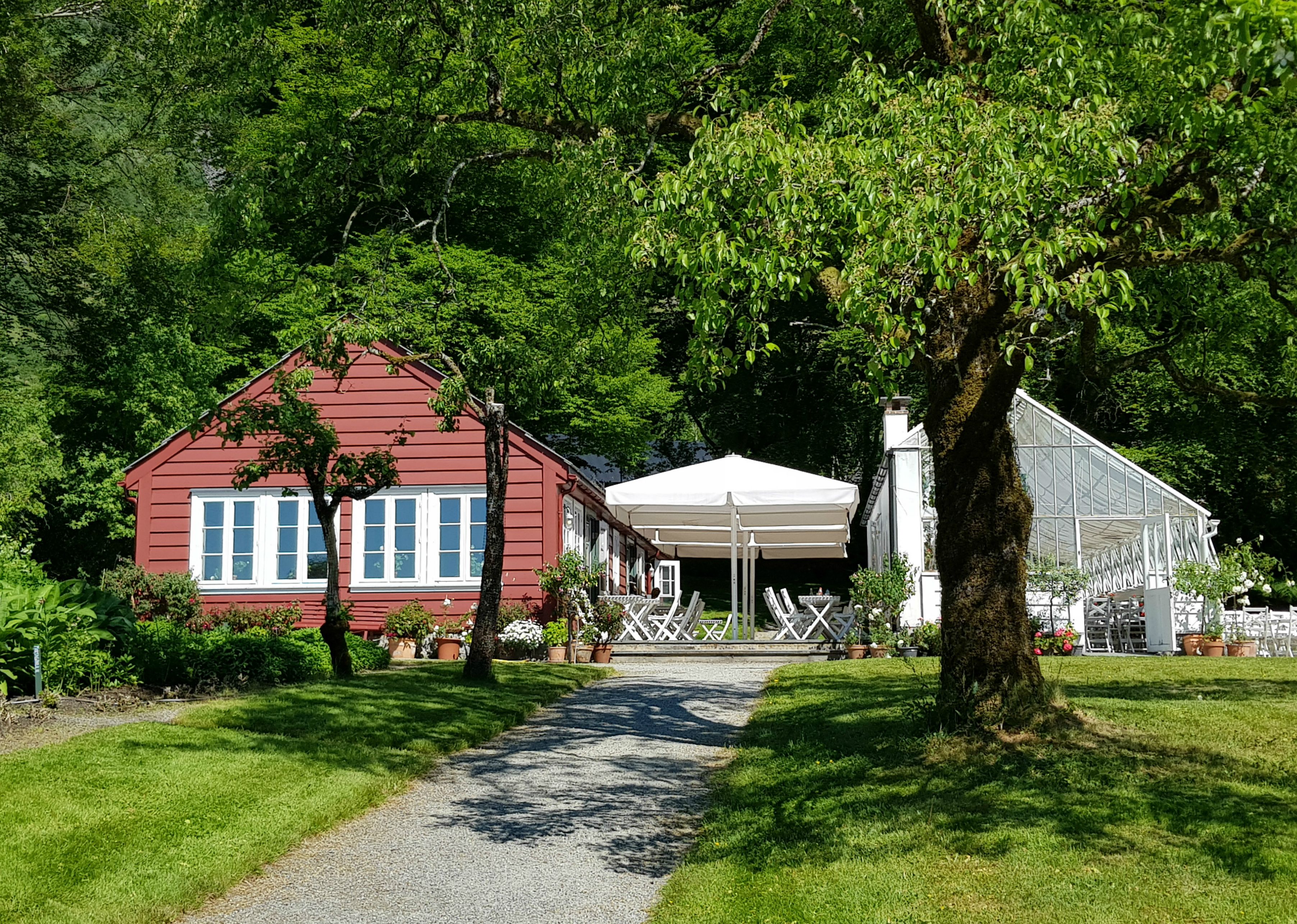 Kafé ved Baroniet Rosendal med uteservering i sommarhagen.