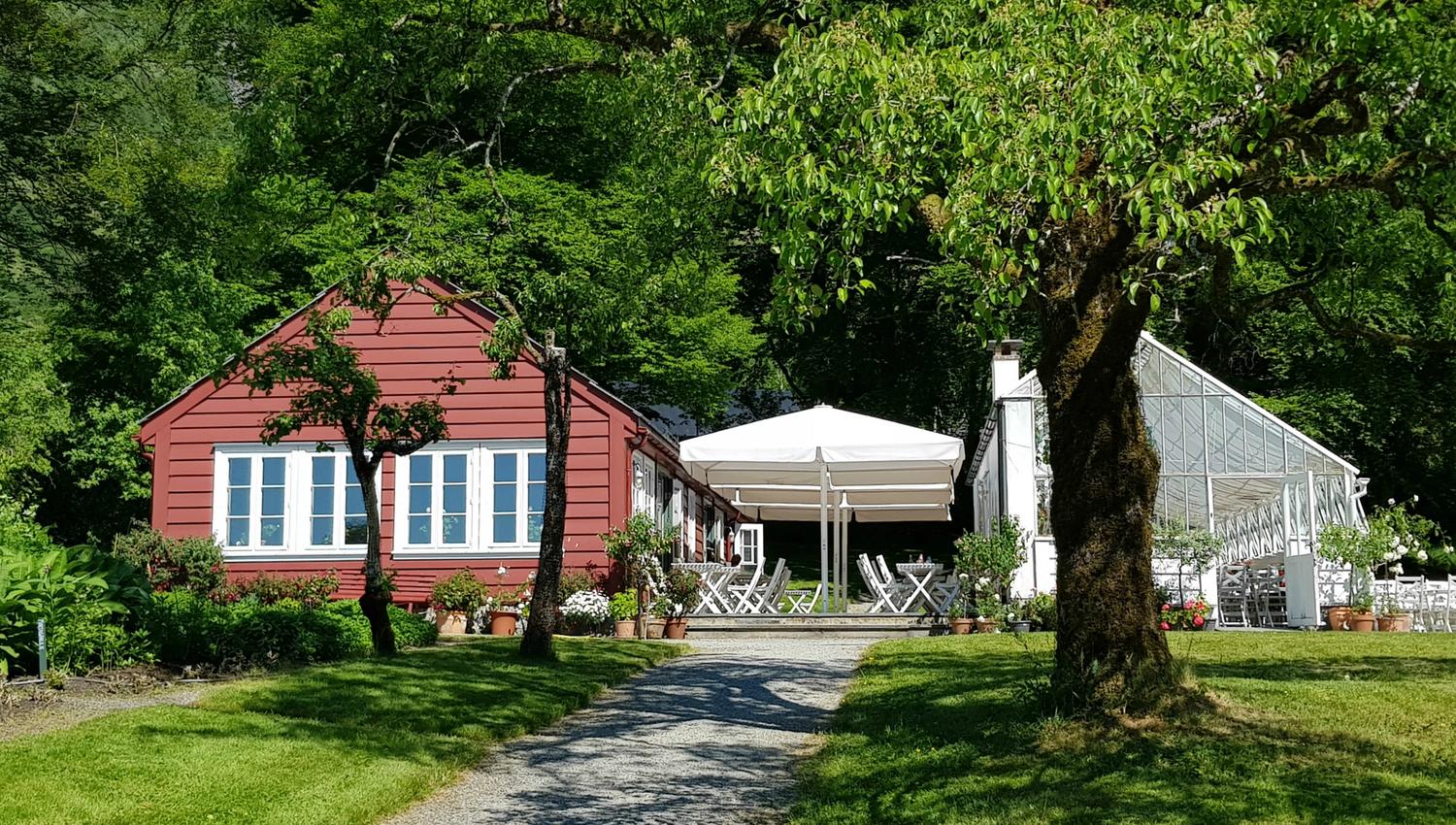 Kafé ved Baroniet Rosendal med uteservering i sommarhagen.