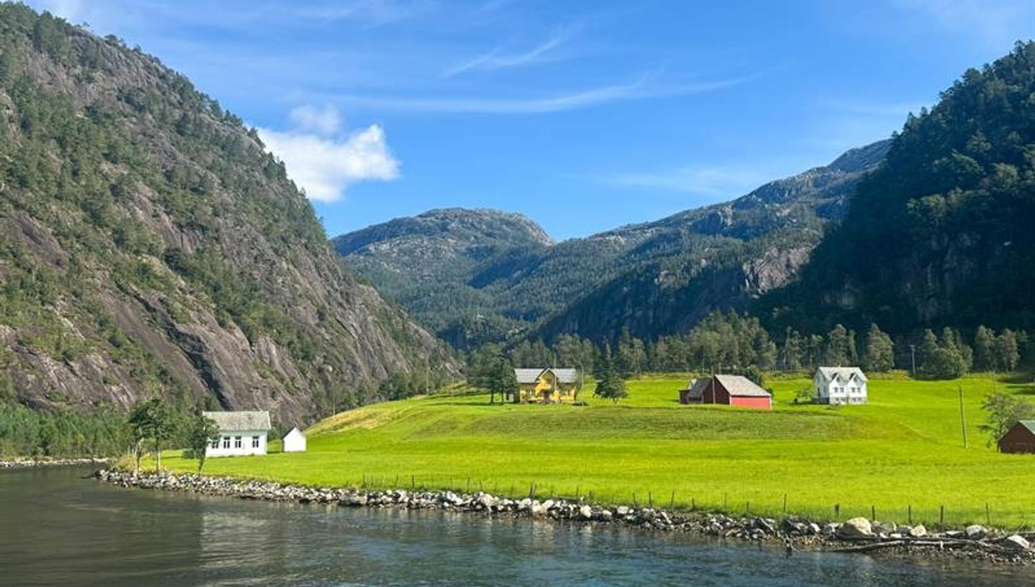 The narrow strait Mostraumen