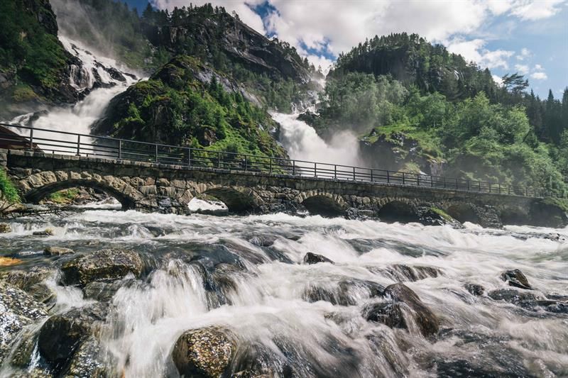 Oversiktsbilete av Låtefoss og brua i Ullensvang, Hardanger.