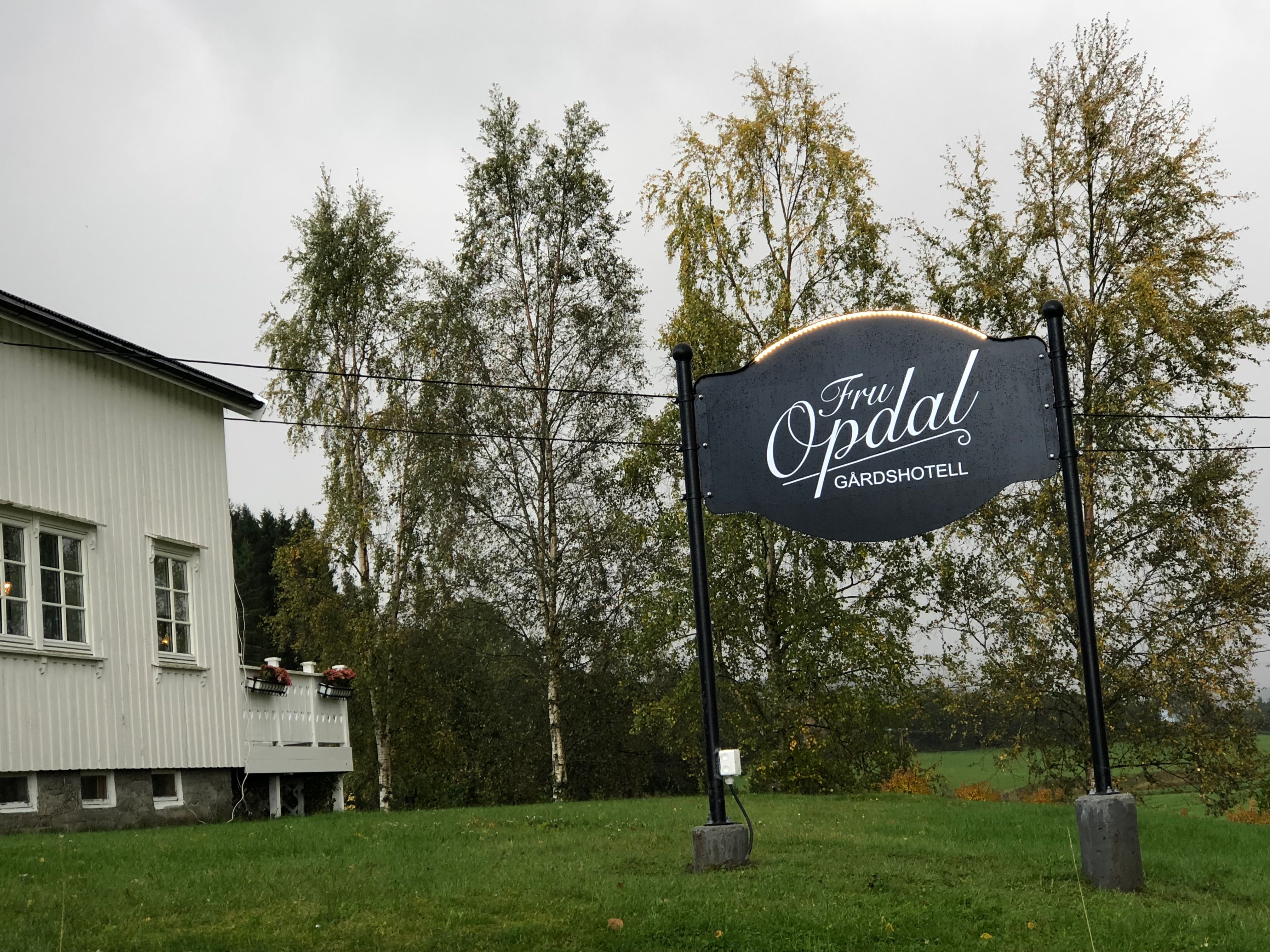 Skilt ved Fru Opdal Gårdshotell