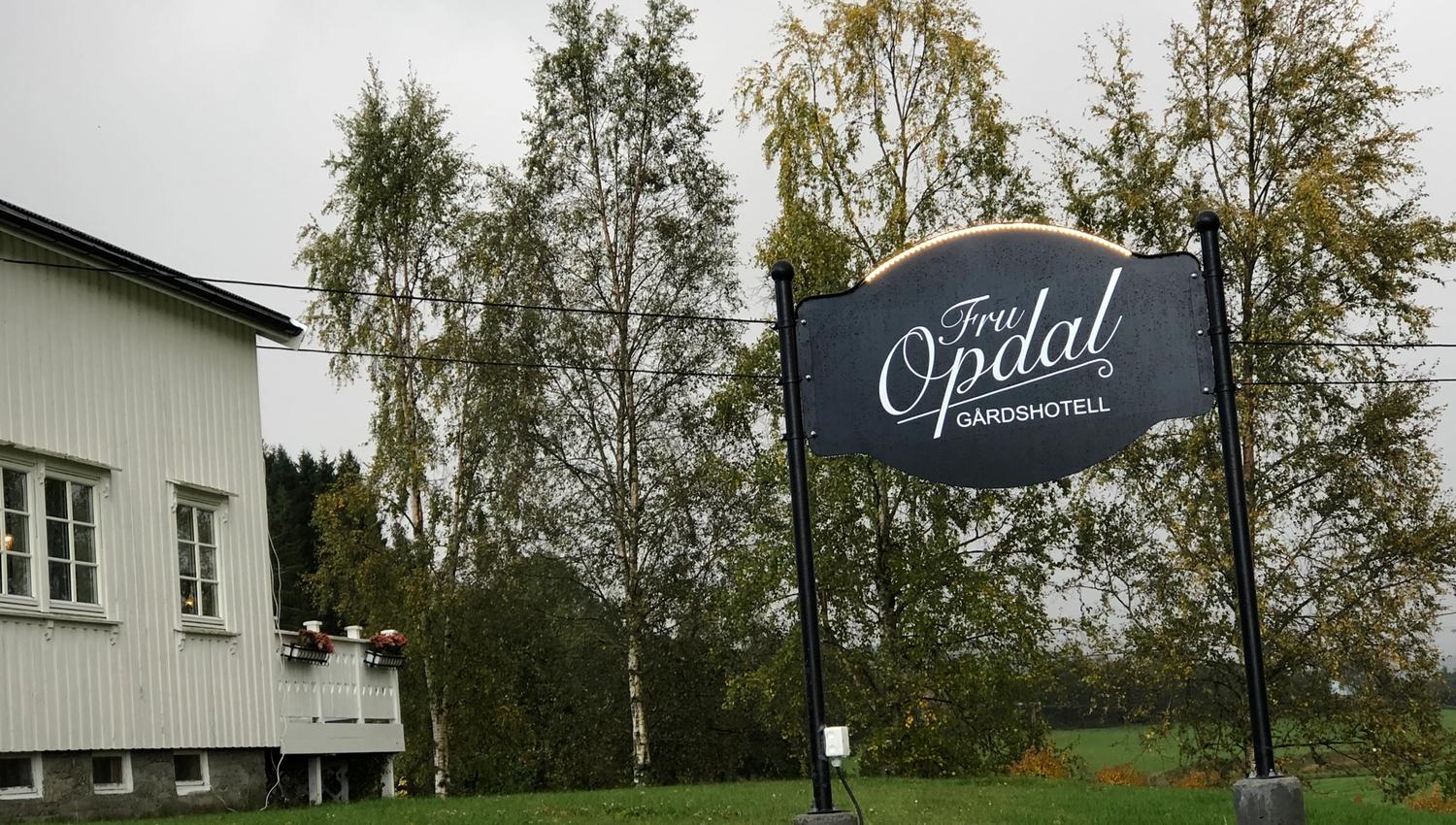 Skilt ved Fru Opdal Gårdshotell