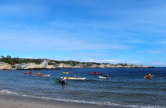 Kajakk i havet ved stranda