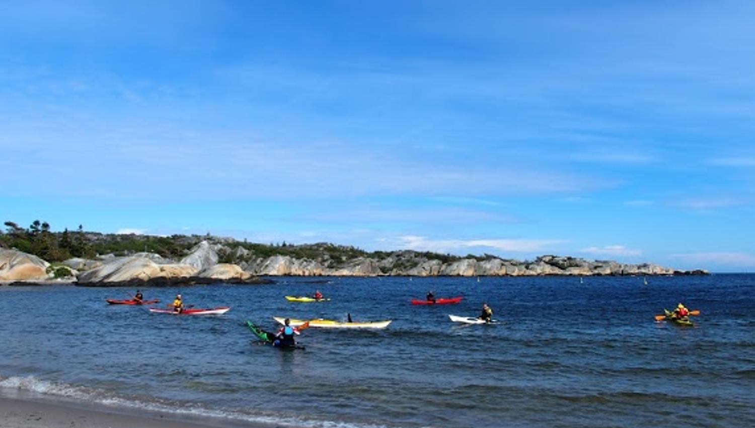 Kajakk i havet ved stranda