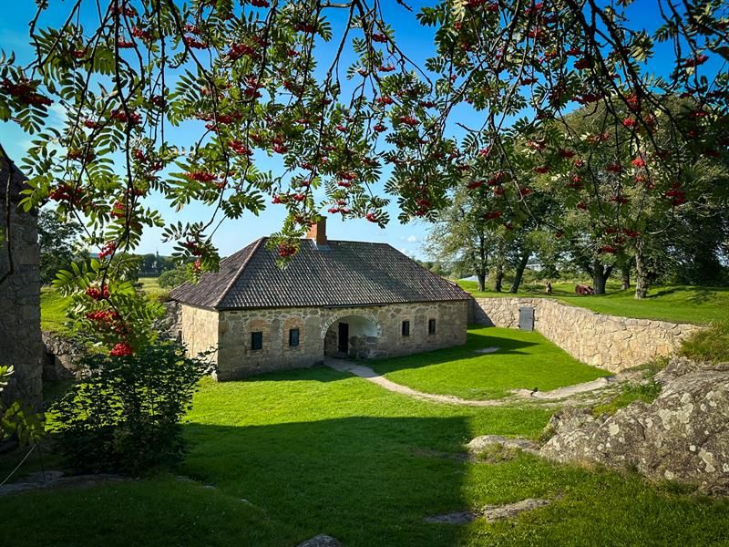 Portkurtinen sett gjennom trærne på Kongsten Fort