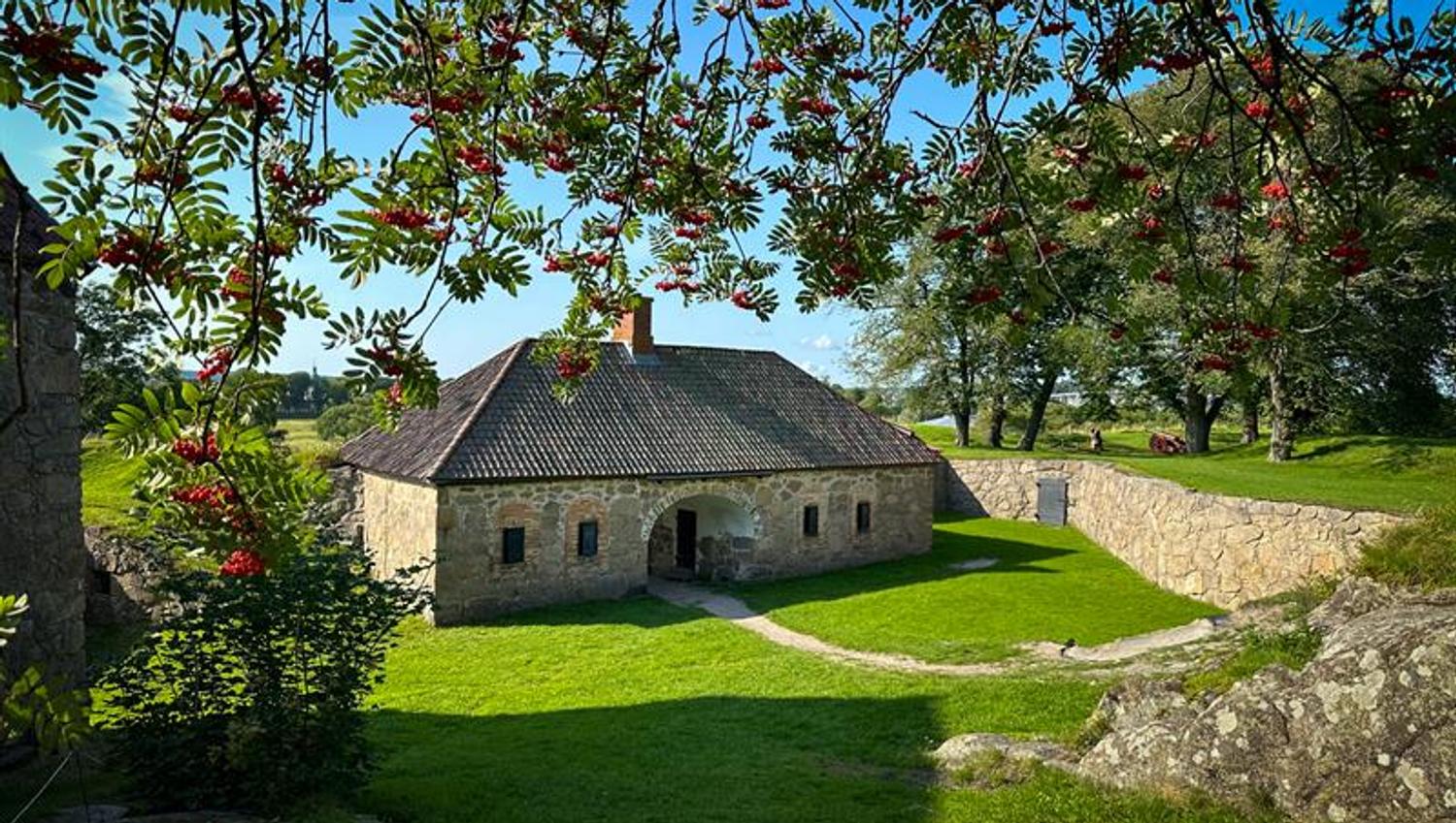 Portkurtinen sett gjennom trærne på Kongsten Fort