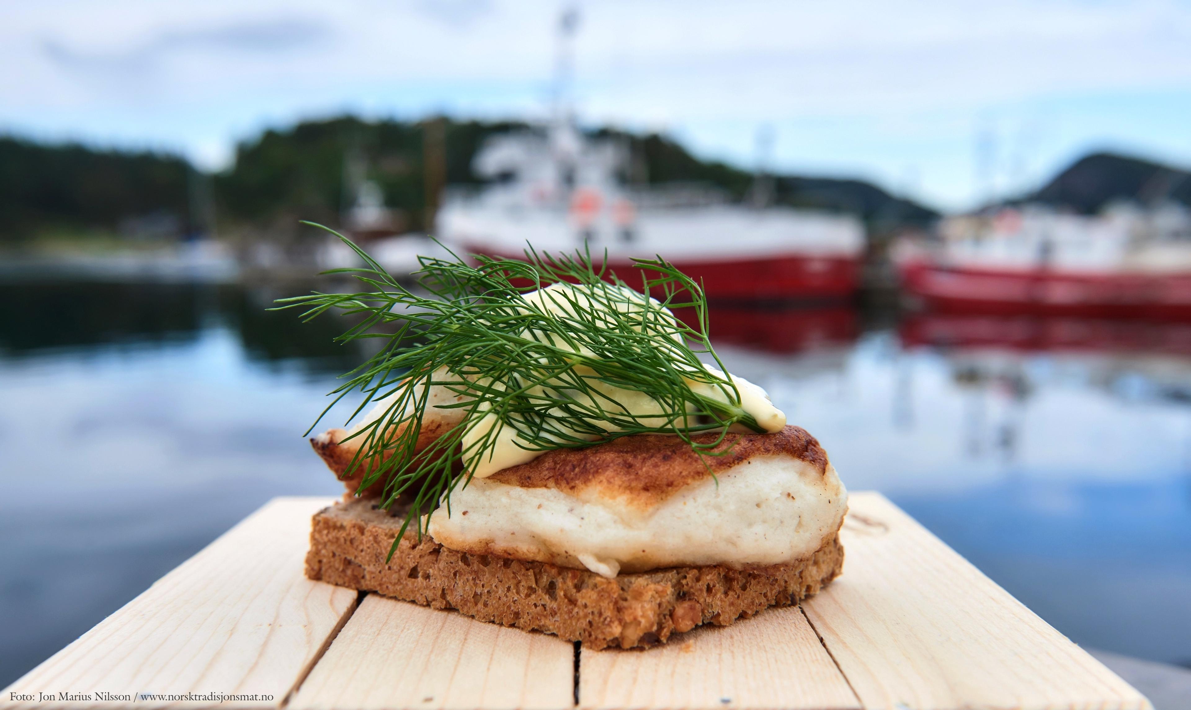 Fish cake with mayonnaise and dill on a slice of bread from Jentan på Båly