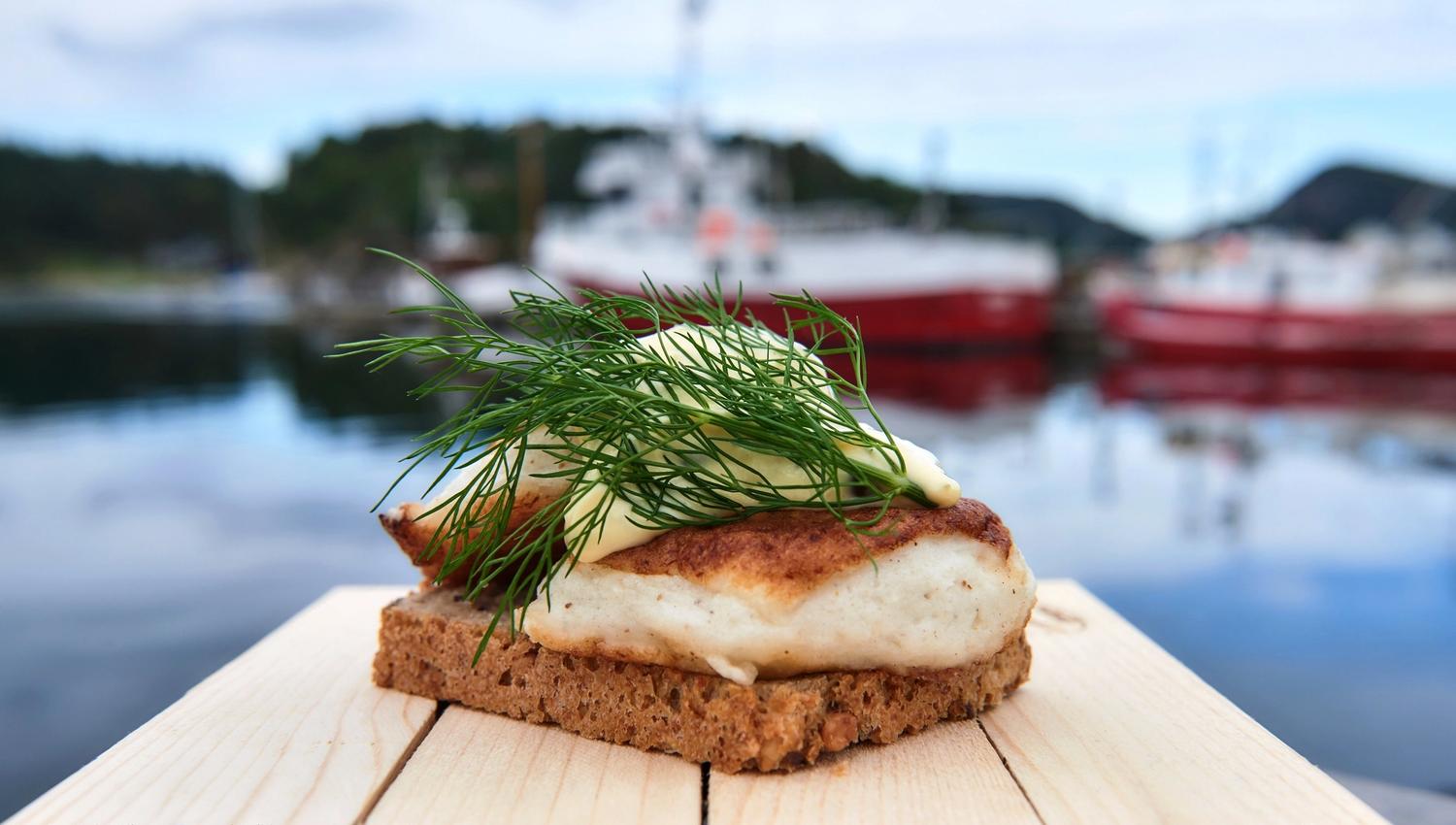 Fiskekake med majones og dill på skive fra Jentan på Båly