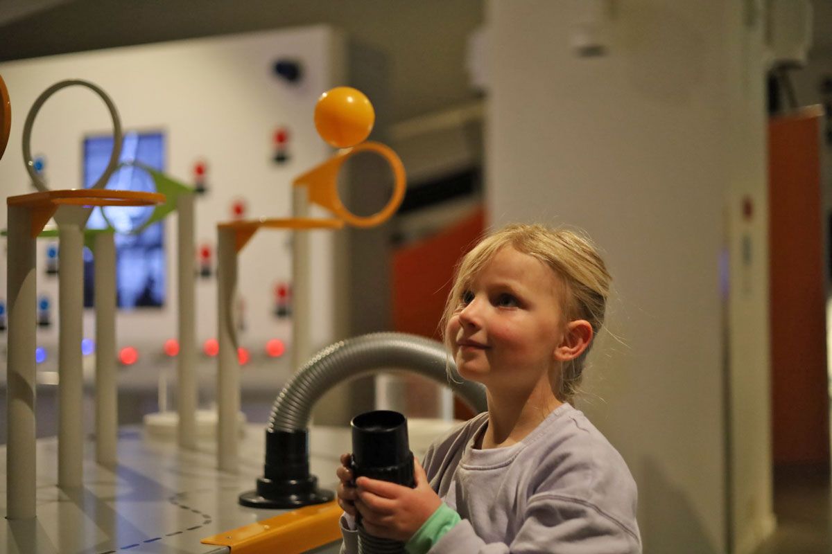 jente som leker på DuVerden