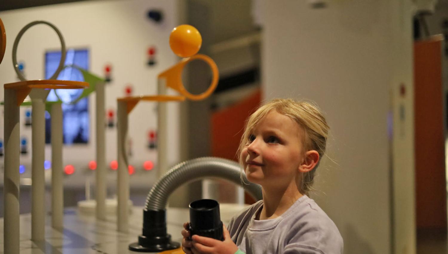 jente som leker på DuVerden