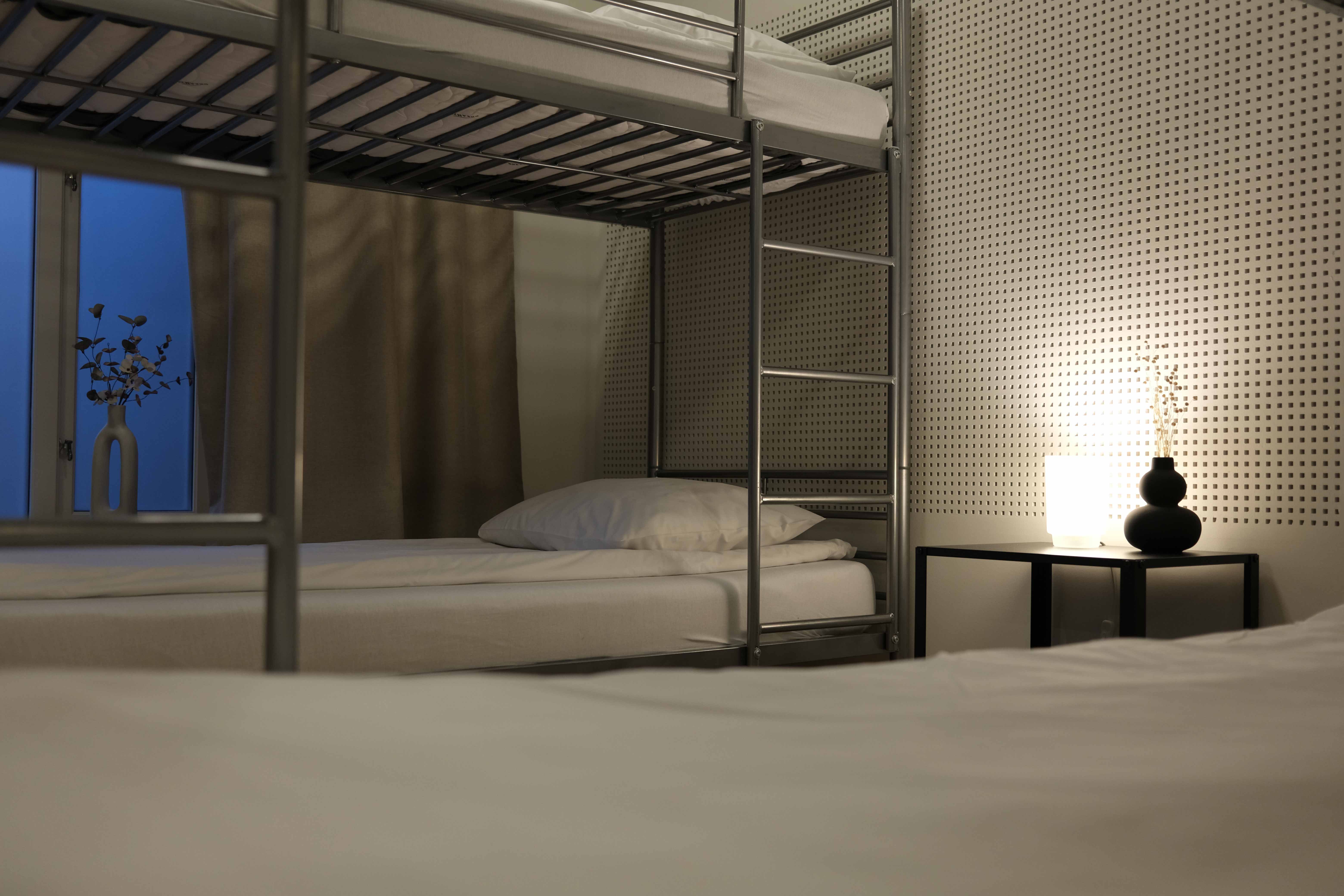 Fellesrom med køyesenger på Blue House Odda, perfekt for reisande på budsjett.