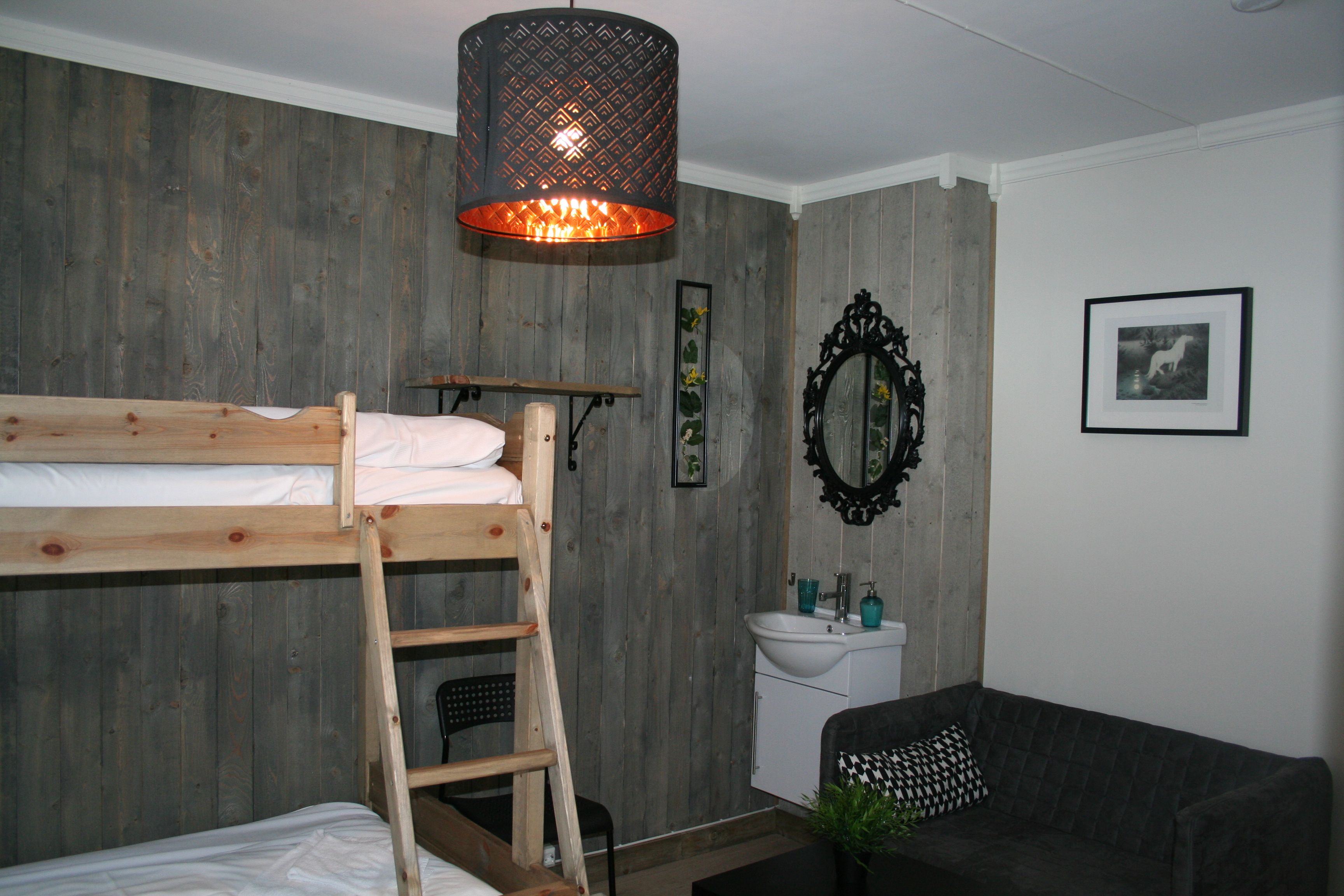 Familierom på Kvamseter Lodge med køyesenger, sofakrok og moderne detaljar.