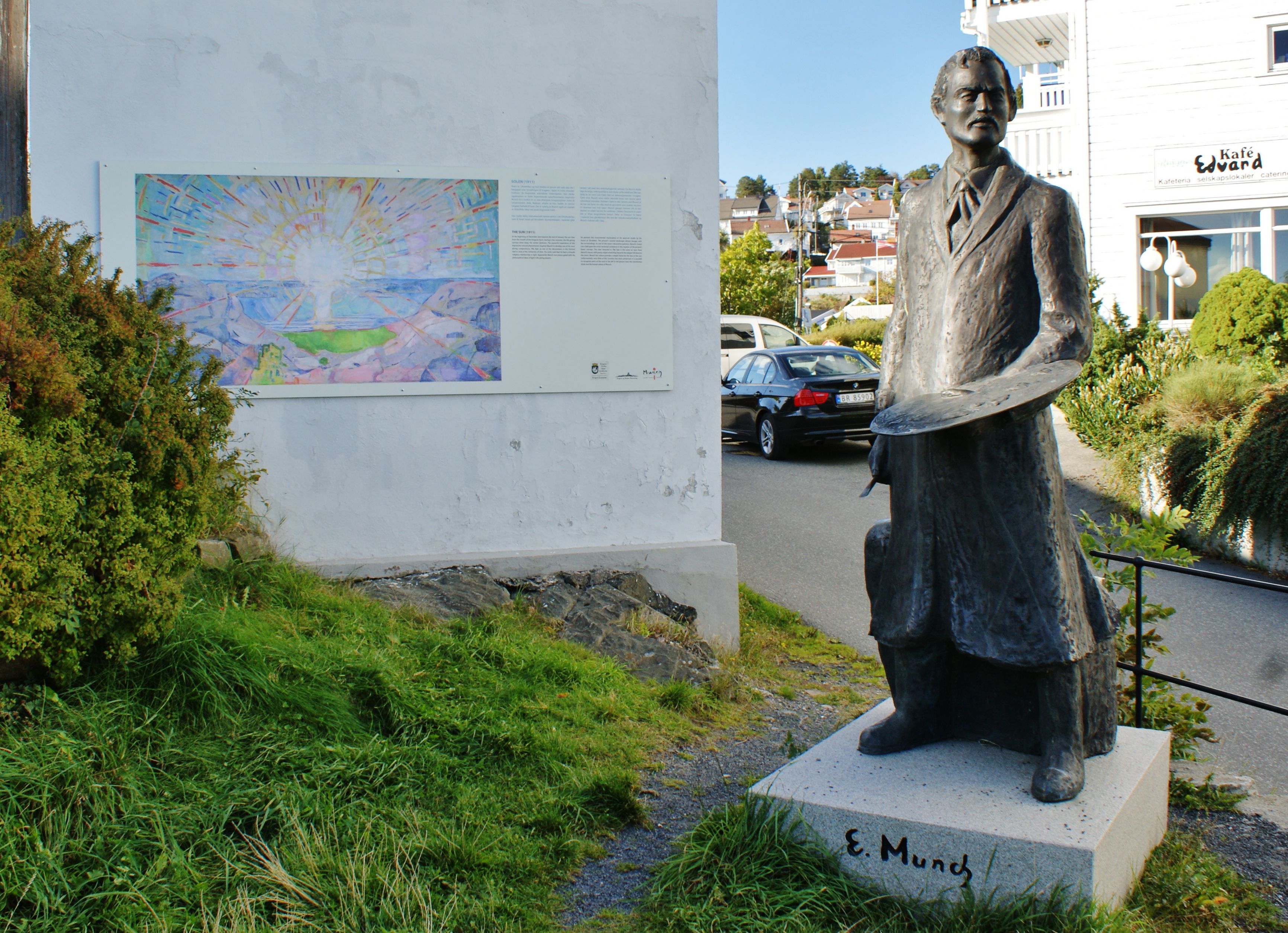 Norges eneste statue av Edvard Munch i helfigur finner du på Skrubben i Kragerø.