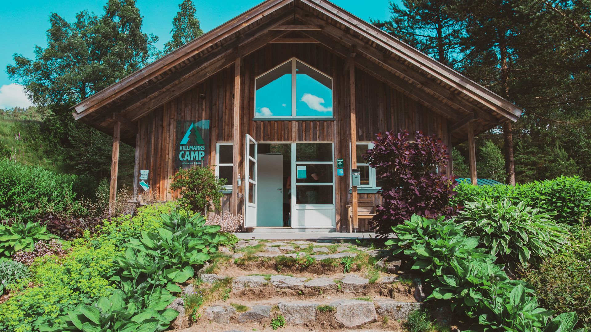 Fasade på servicebygget på Villmarkscamp