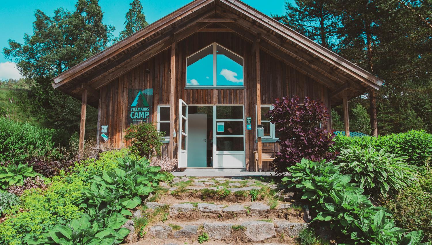 Fasade på servicebygget på Villmarkscamp