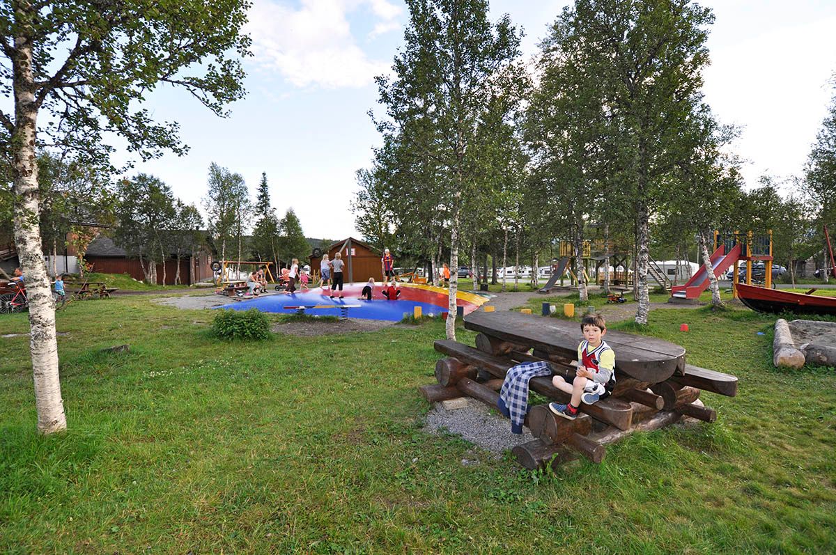 Lekeplass med benkebord og hoppepute