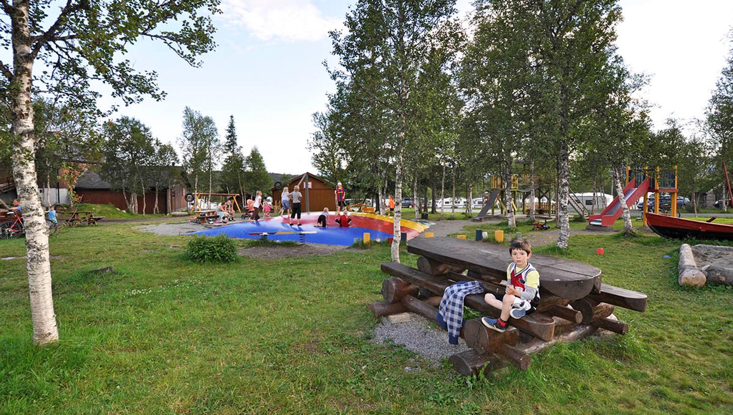 Lekeplass med benkebord og hoppepute