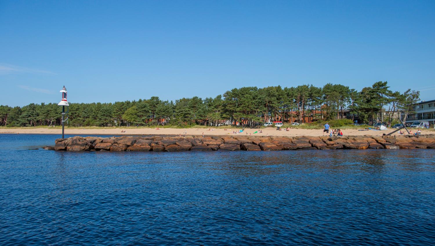 Bilde fra innseilingen til Mandal mot Sjøsanden og Piren