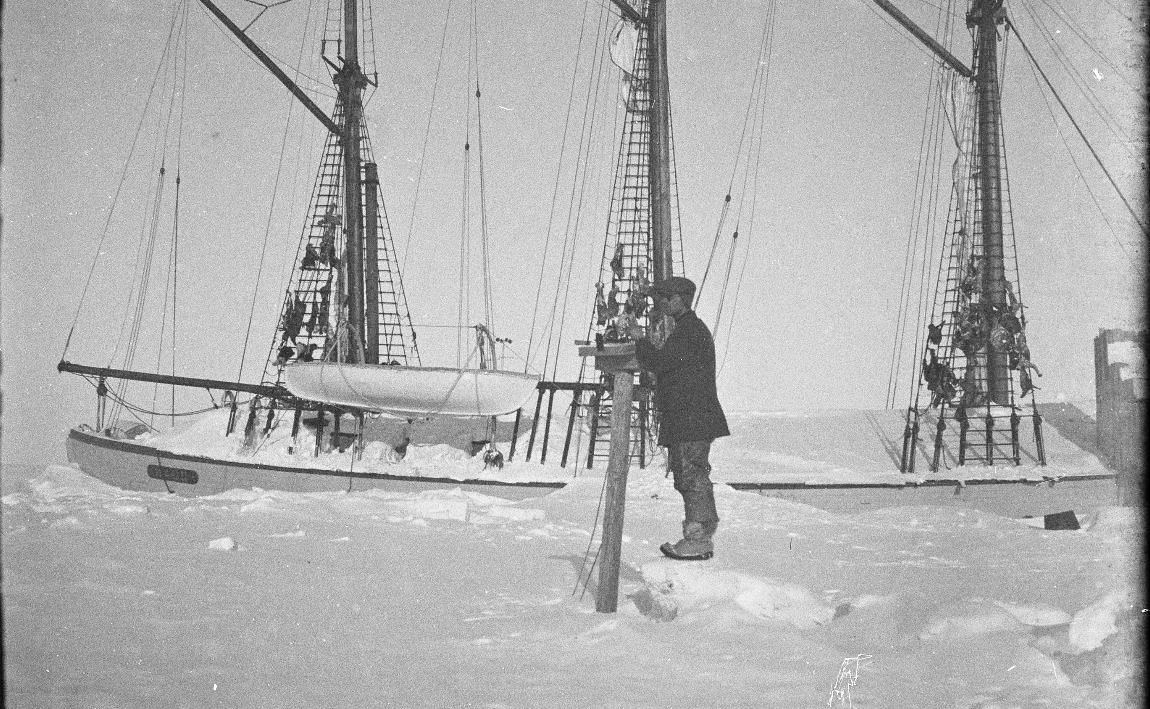 Maud i isen, mann gjør vitenskabelig observasjon
