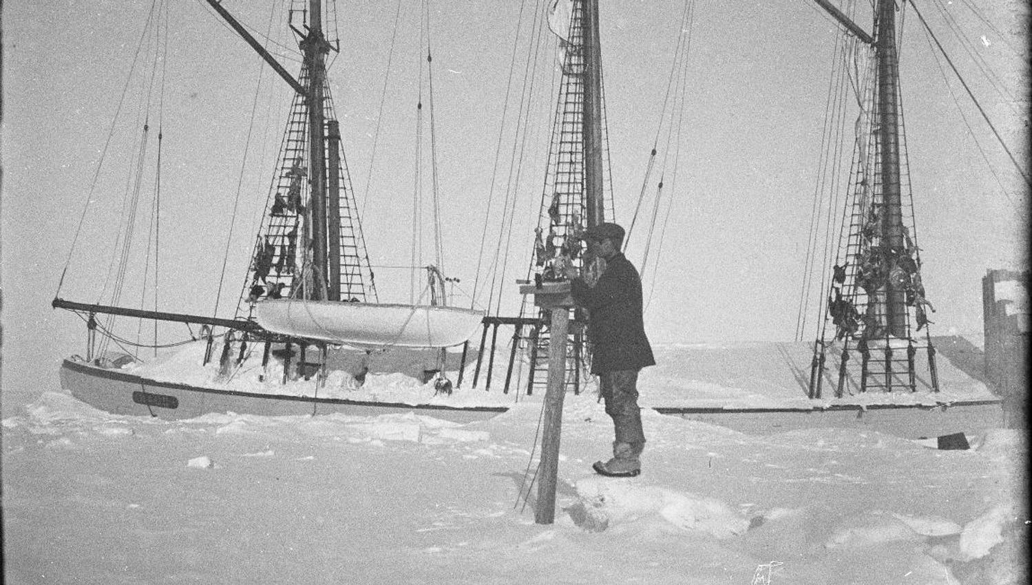 Maud i isen, mann gjør vitenskabelig observasjon