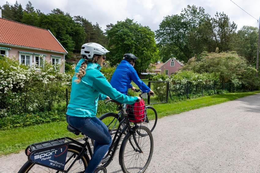 Par som sykler gjennom Furulunden