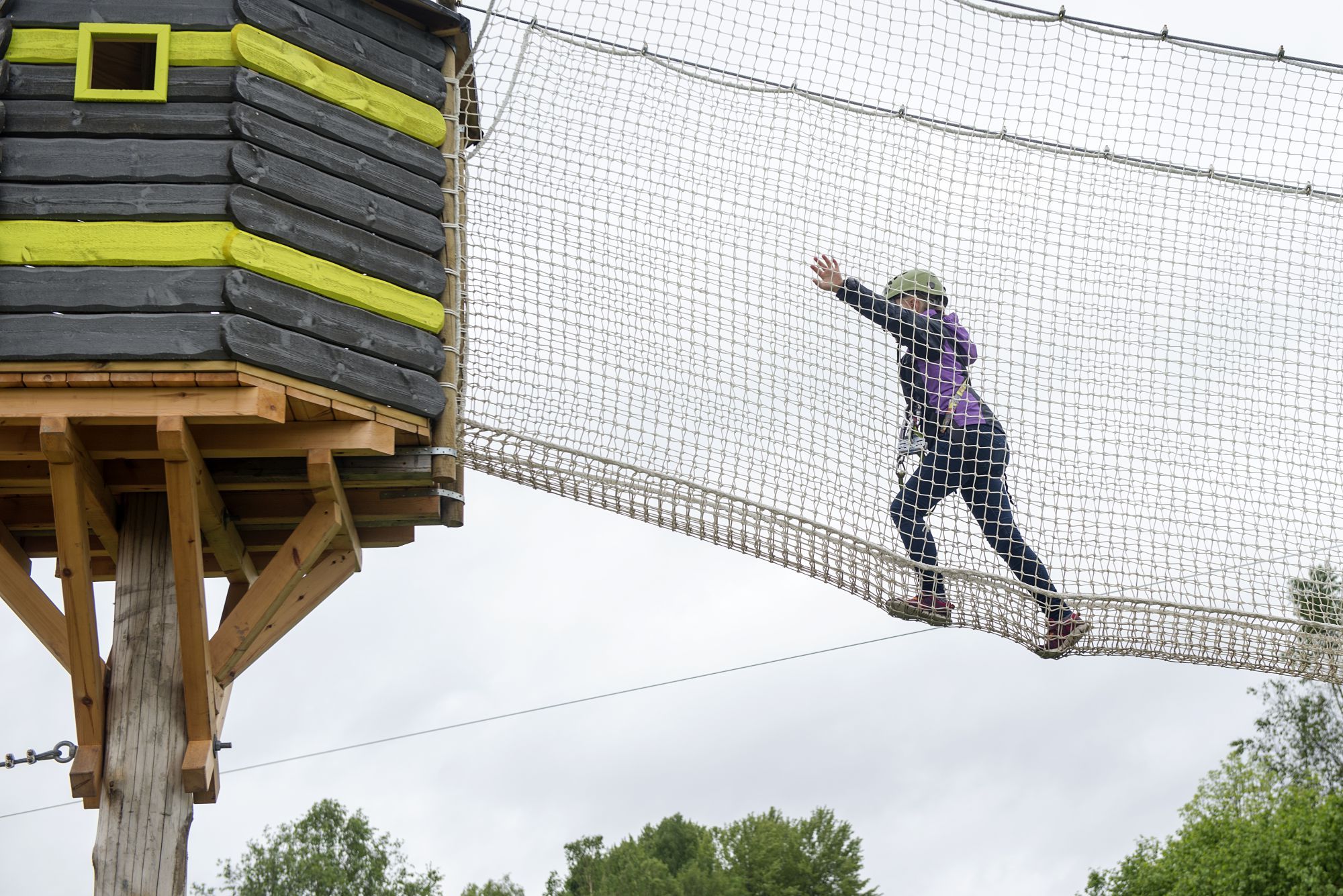 En som klatrer i netting