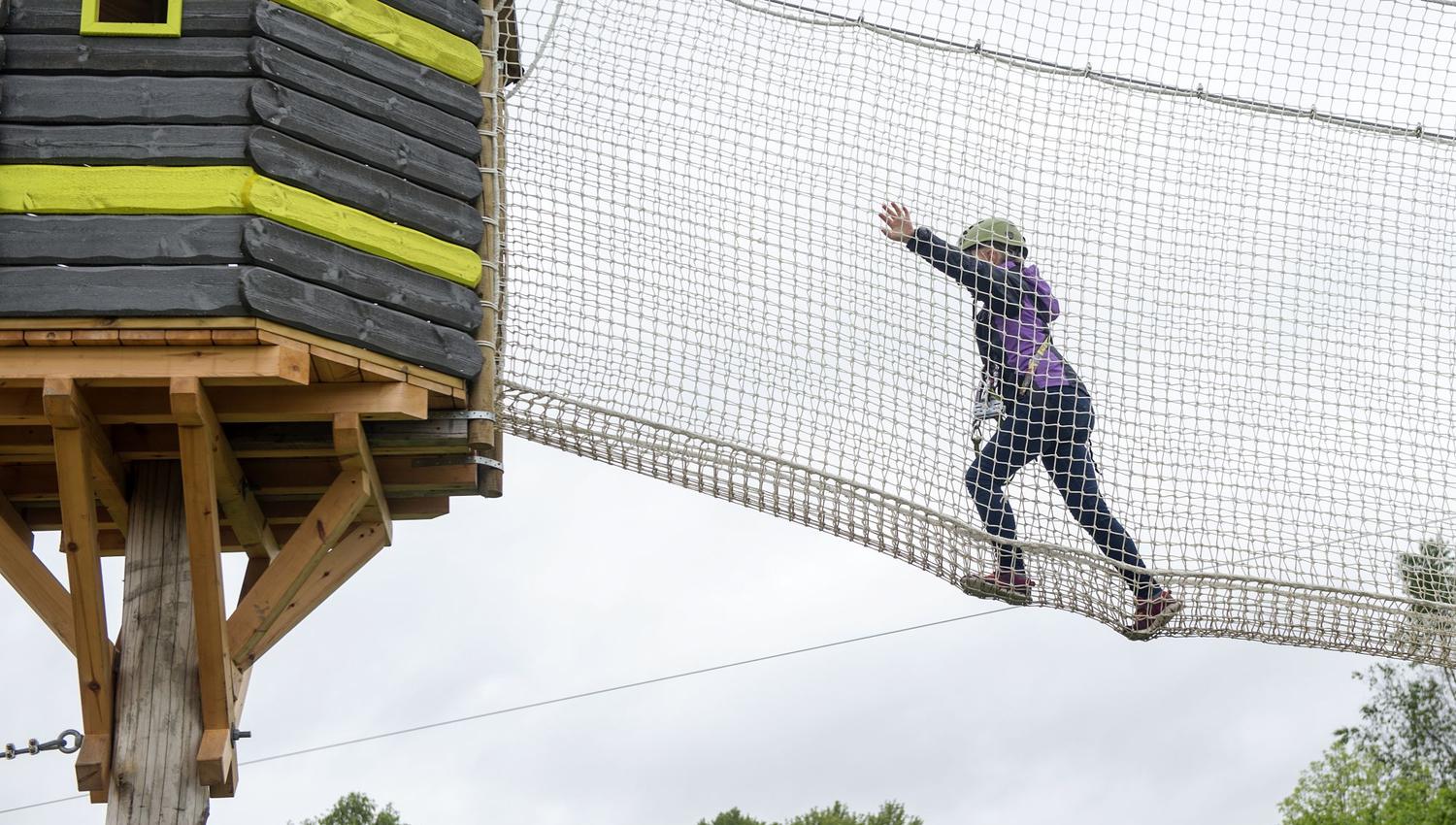 En som klatrer i netting