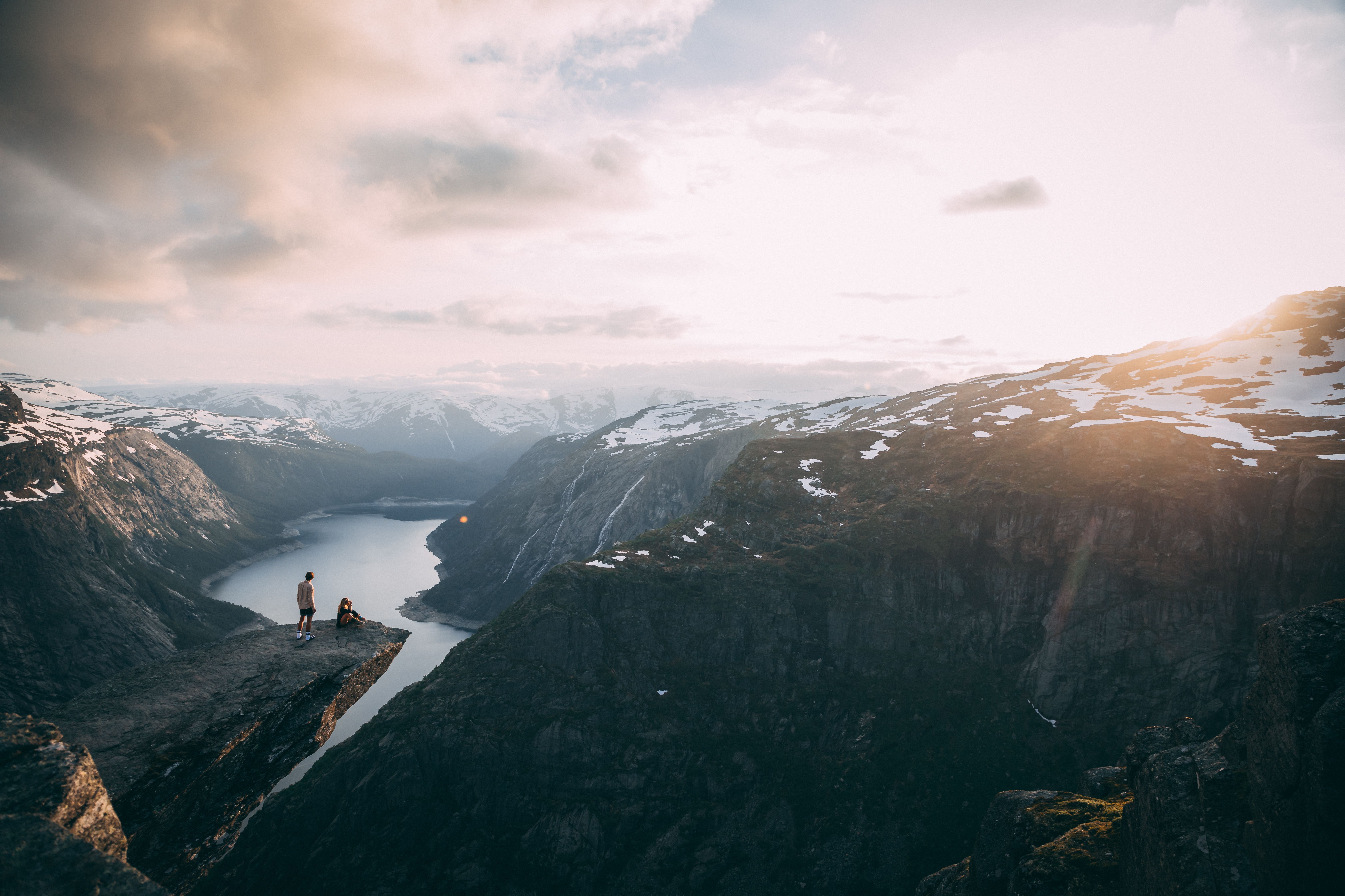 To personer på Trolltunga.