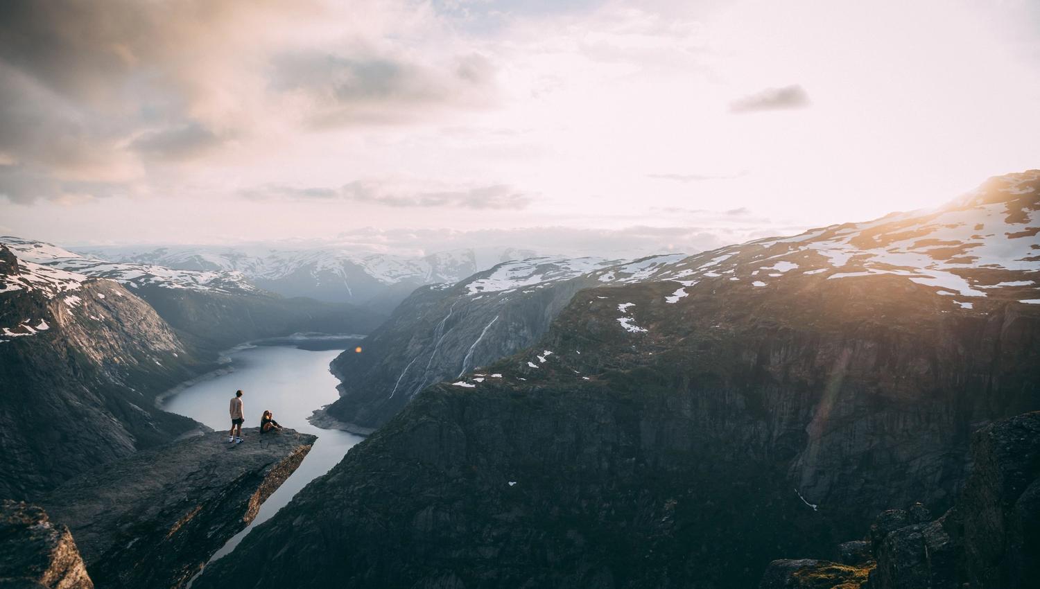 To personer på Trolltunga.