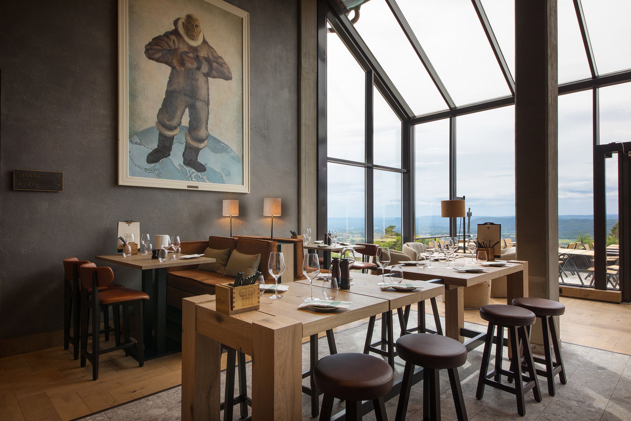Restaurant interiør med panoramavinduer.