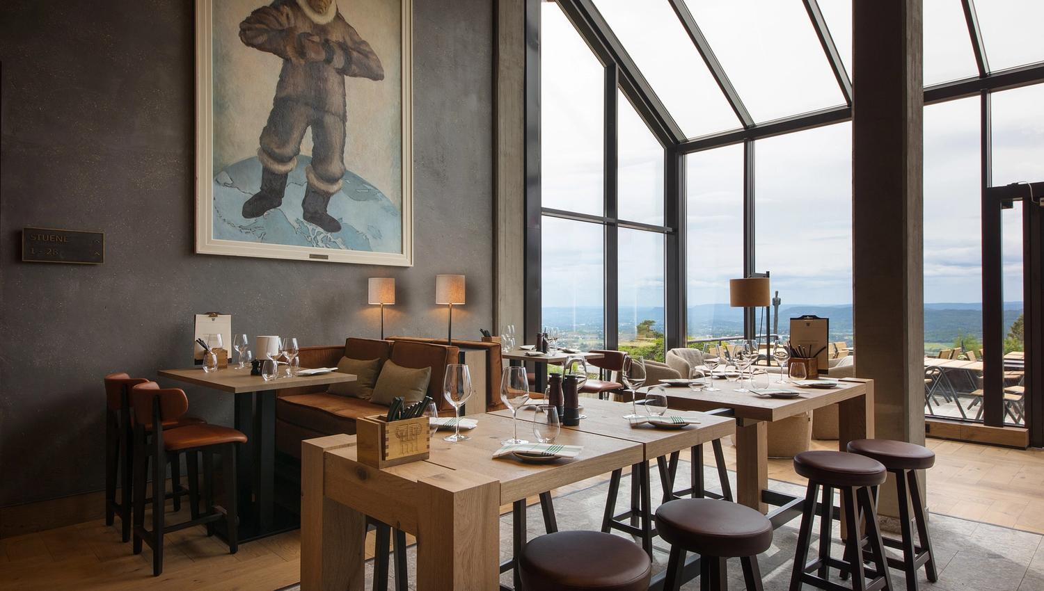 Restaurant interiør med panoramavinduer.