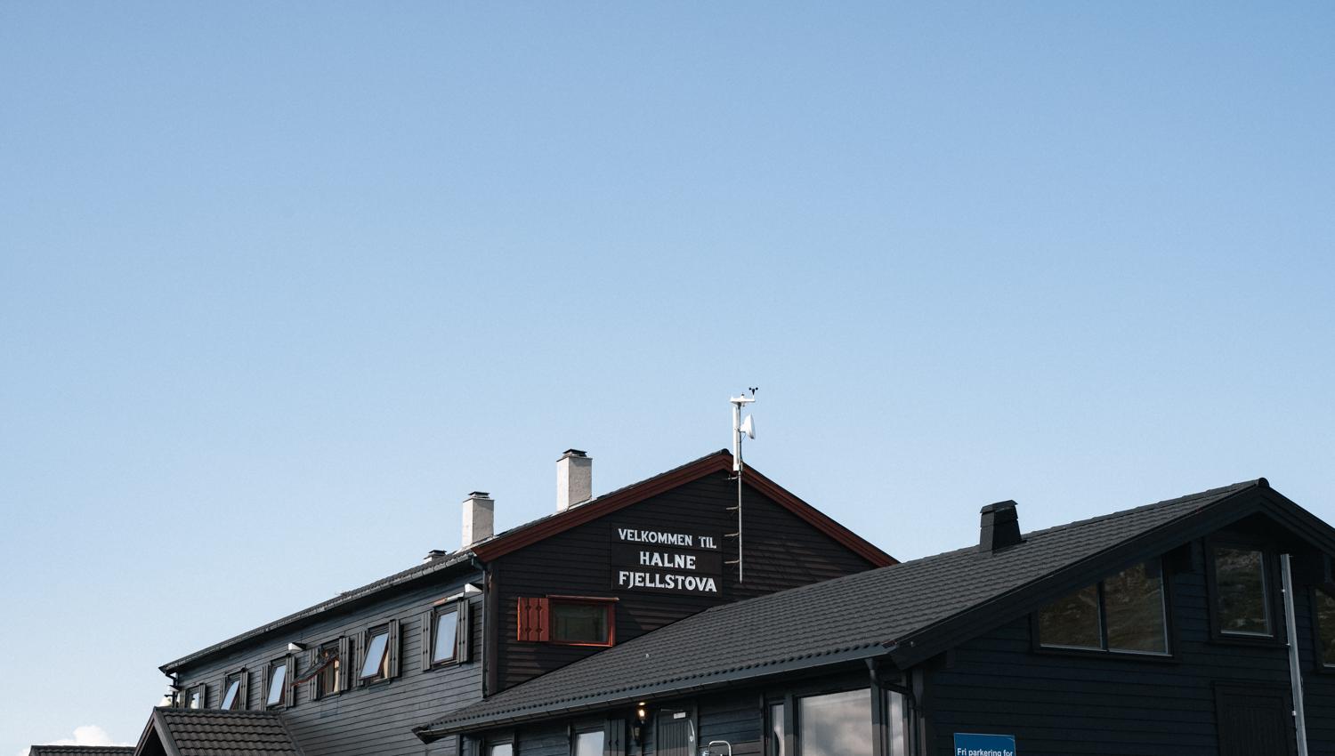 Halne fjellstugu sett fra utsiden.