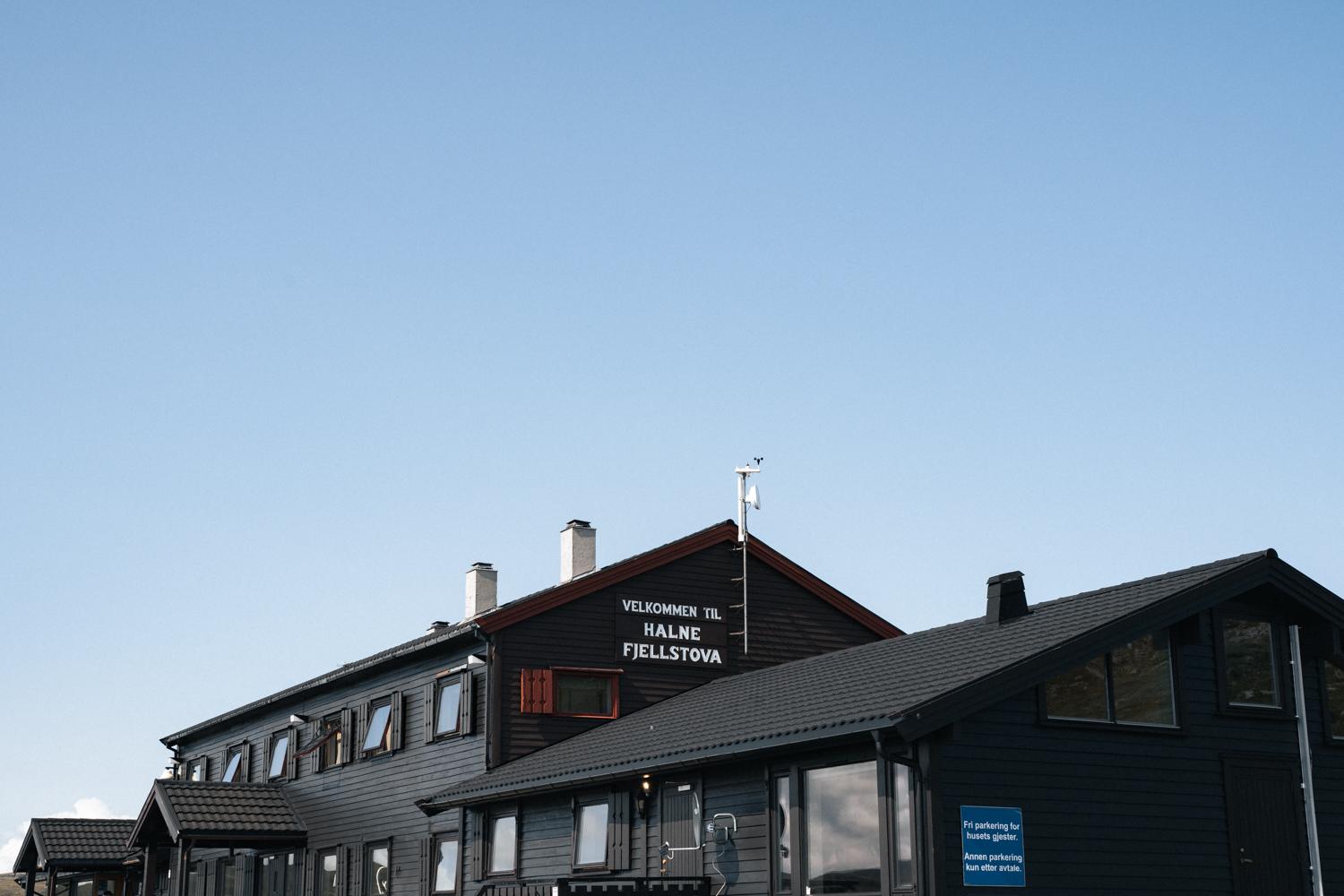 Halne fjellstugu sett fra utsiden.